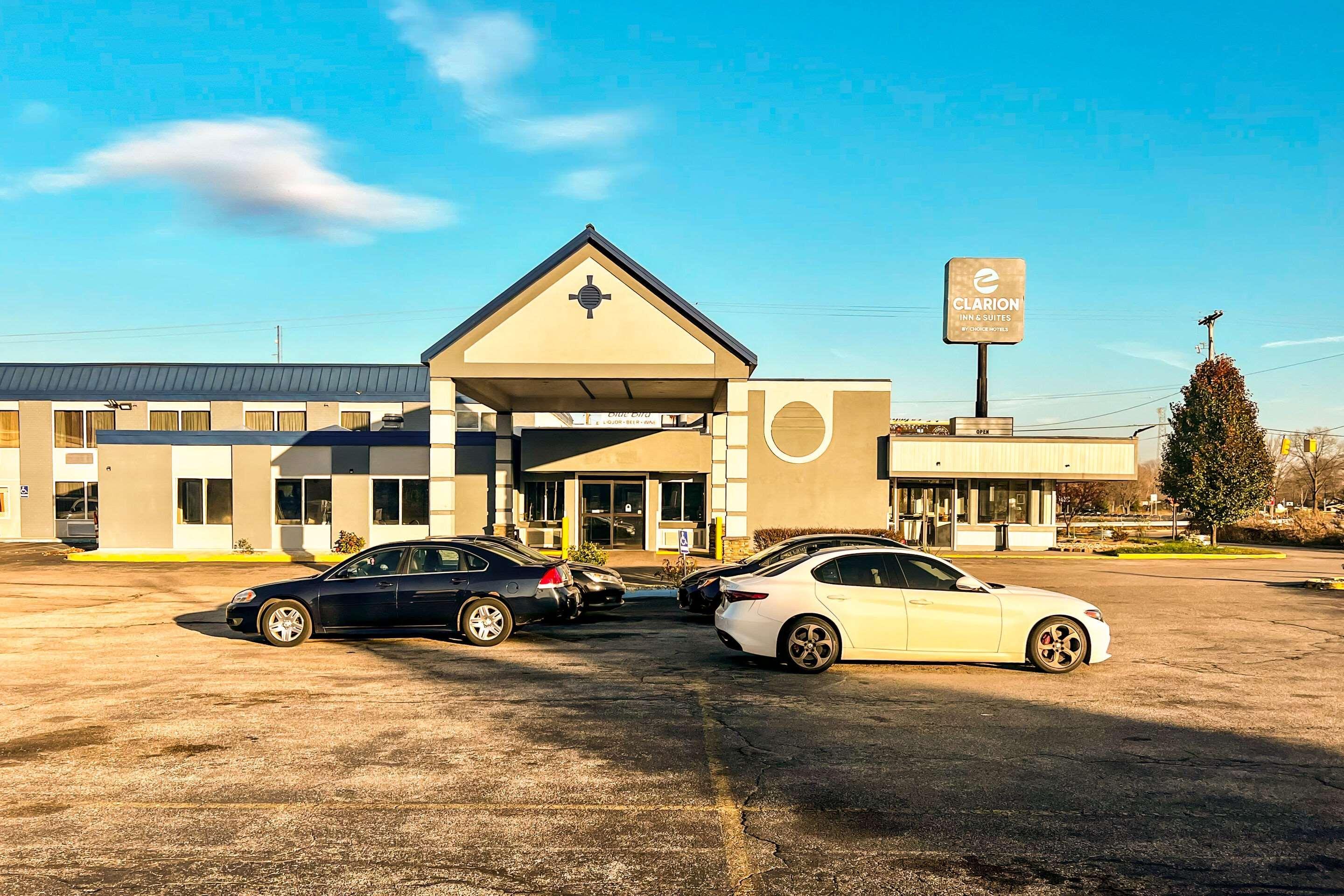 Vista Exterior Days Inn & Suites by Wyndham Norton Shores/Muskegon