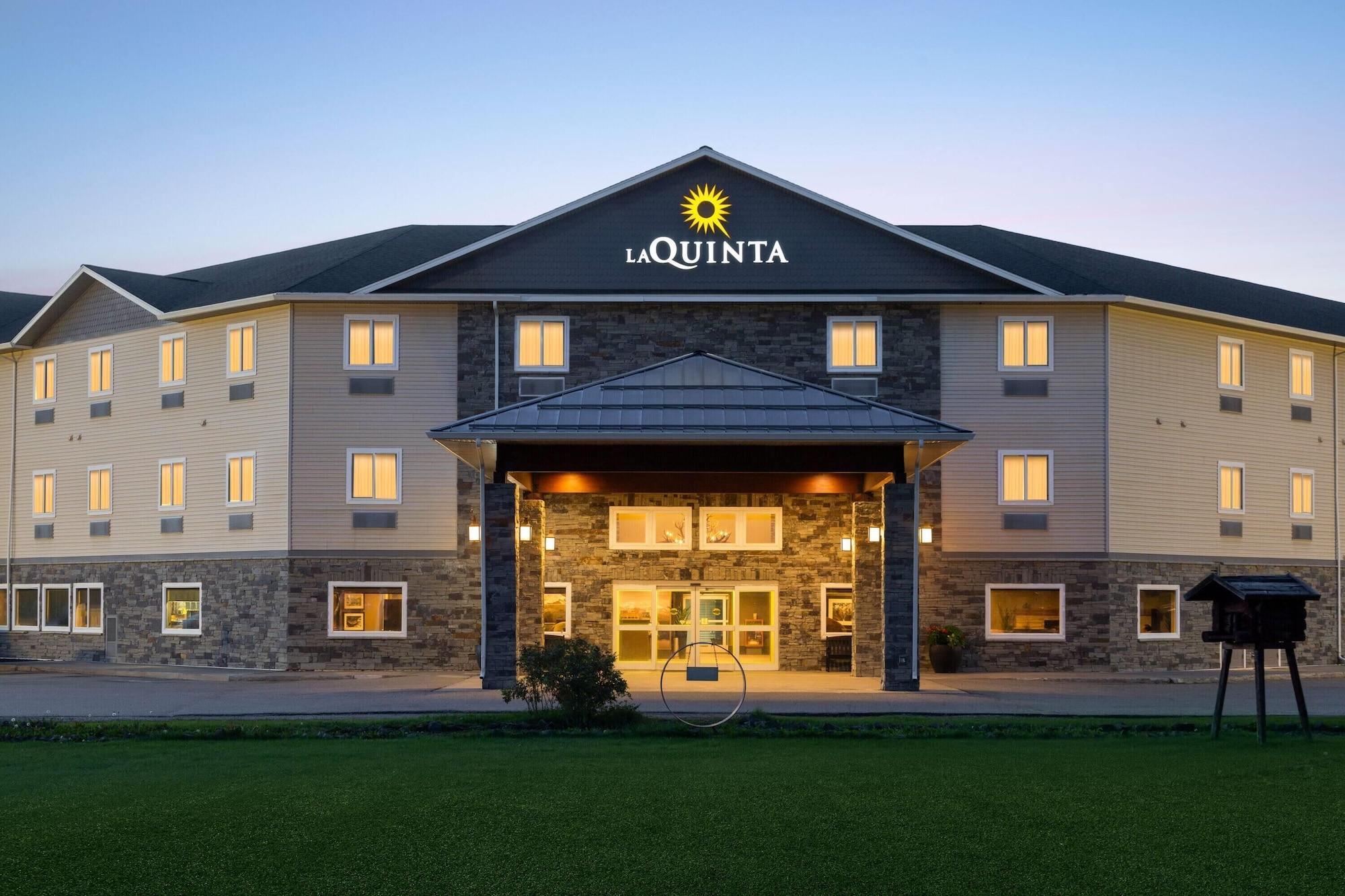 Vista Exterior La Quinta Inn & Suites by Wyndham Fairbanks Airport