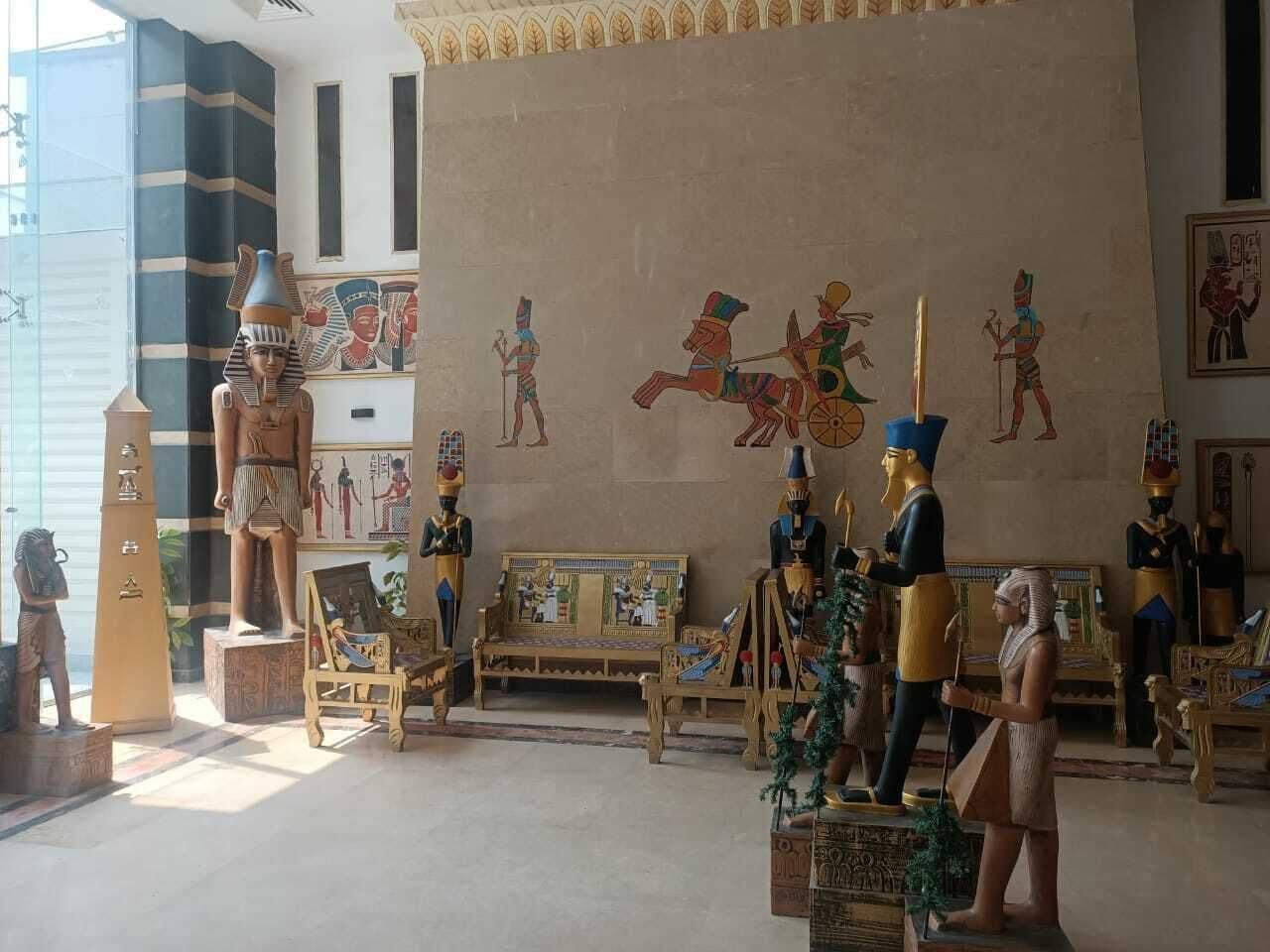 Vista Lobby A pyramids view