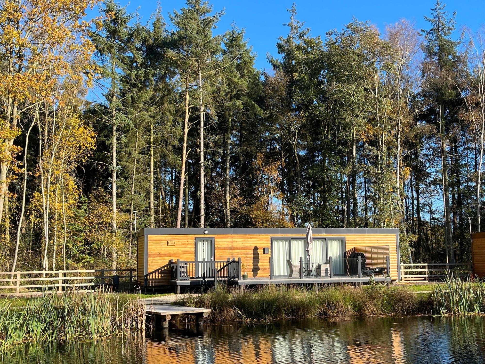 Vista Exterior Pine Boutique Lodge With hot tub for Couples & dog