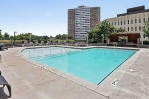 Renta temporal - Downtown High-Rise w/ City Views, Pool & Gym