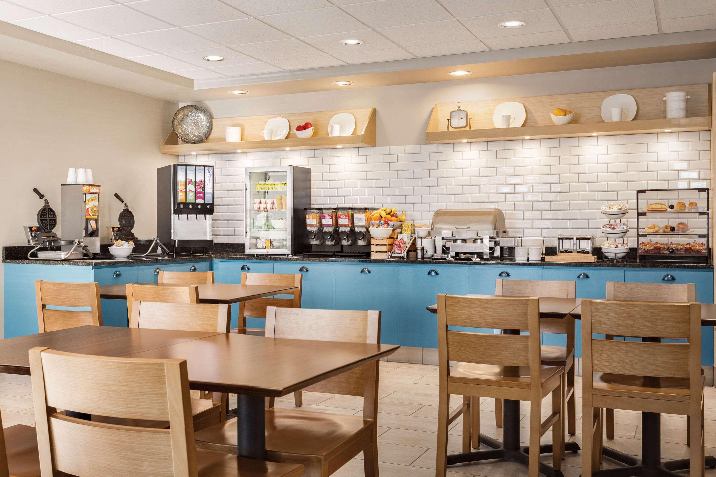 Restaurant Country Inn & Suites by Radisson, St. Cloud East, MN