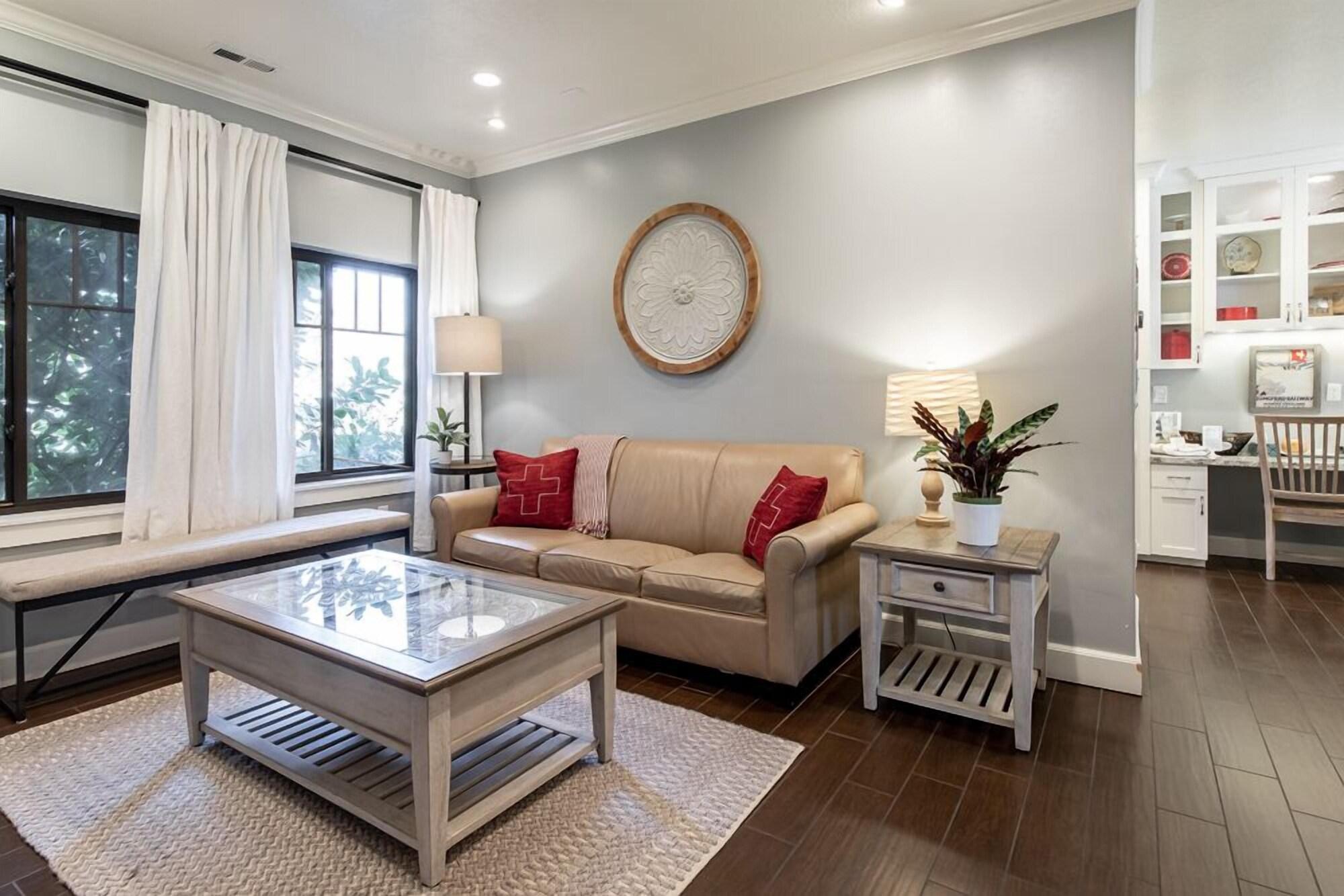 Varios Aspenwood Manor