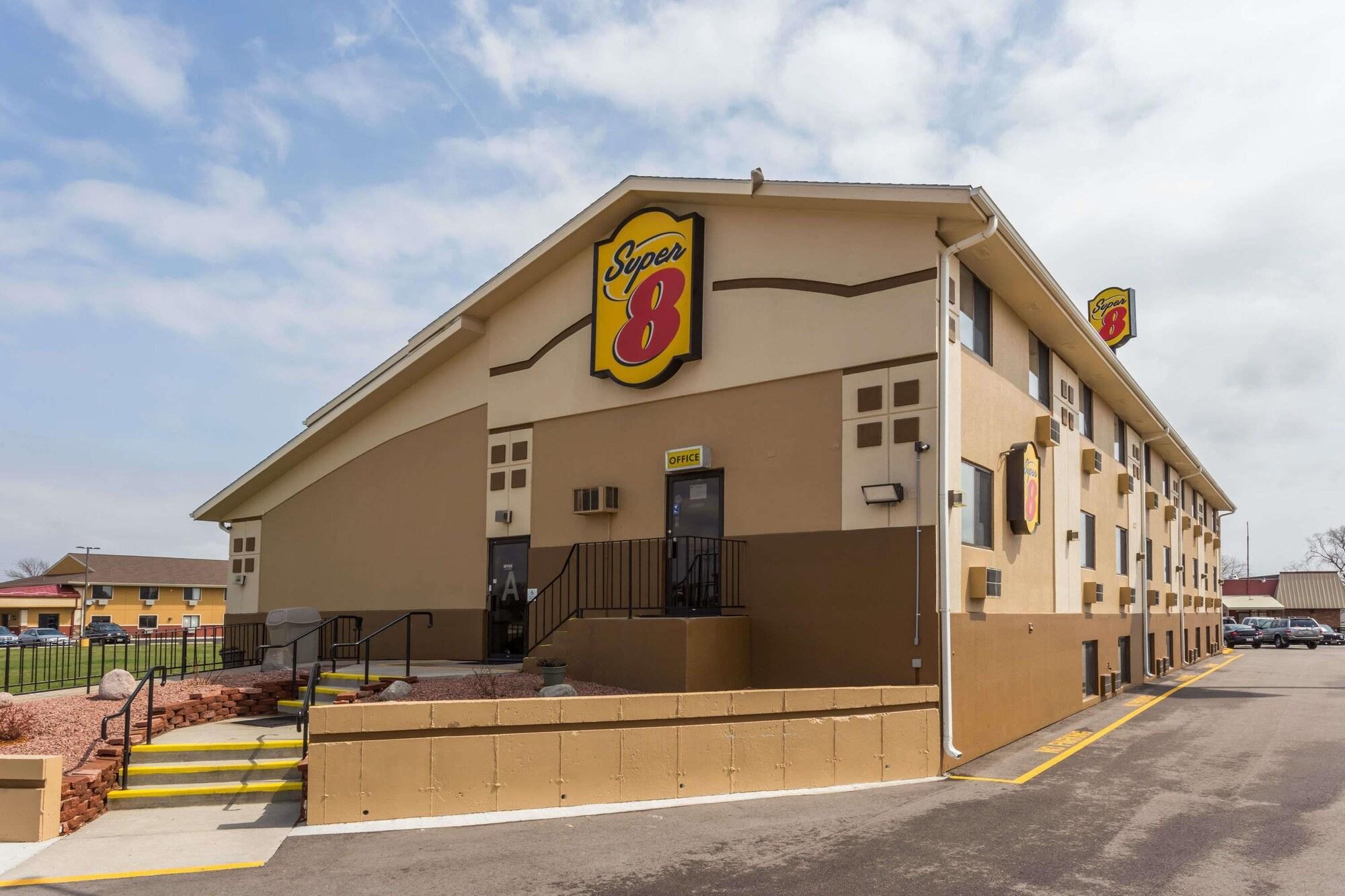 Varios Super 8 by Wyndham Janesville