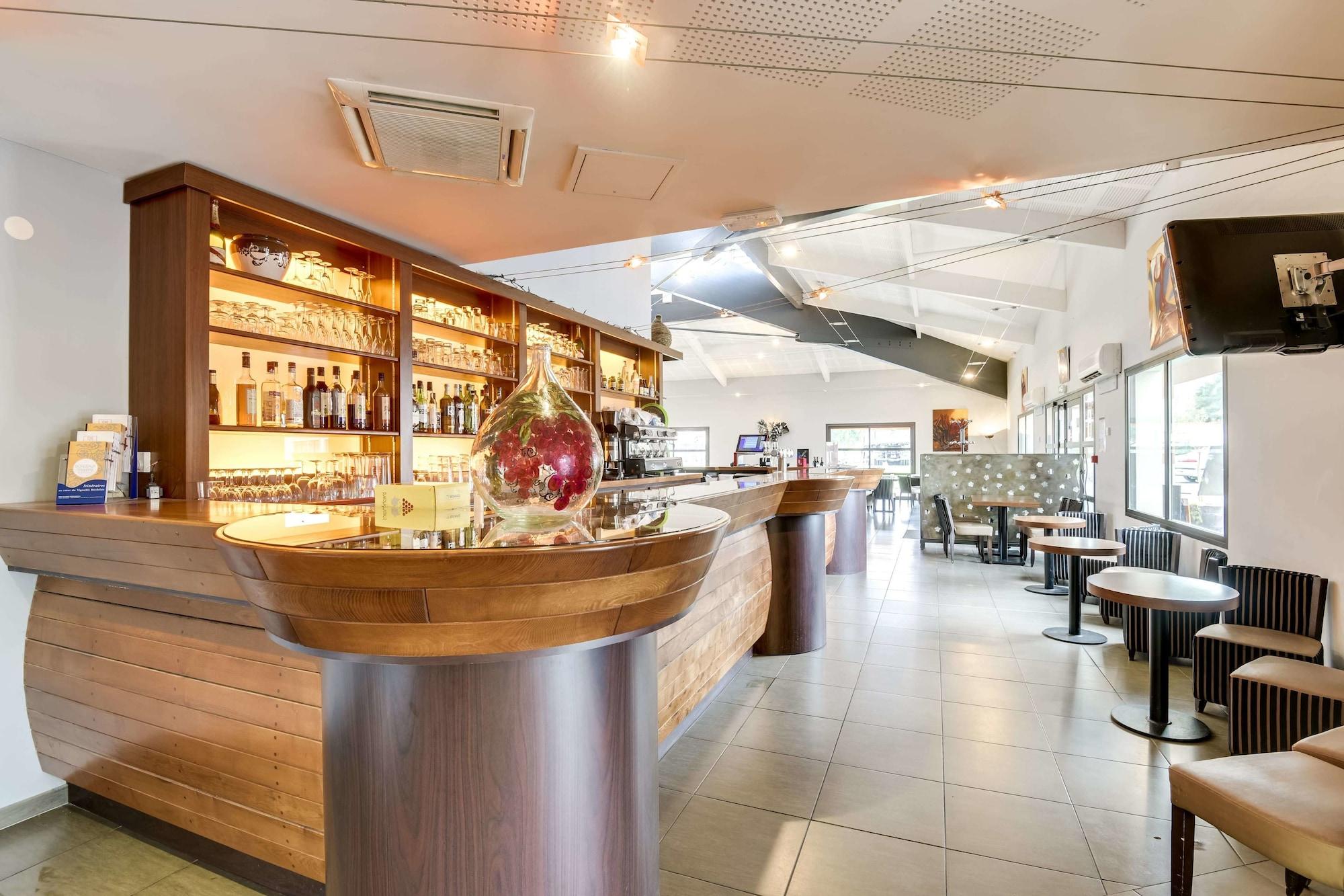 Bar/Salón Hôtel Restaurant AKENA Bordeaux La Brède