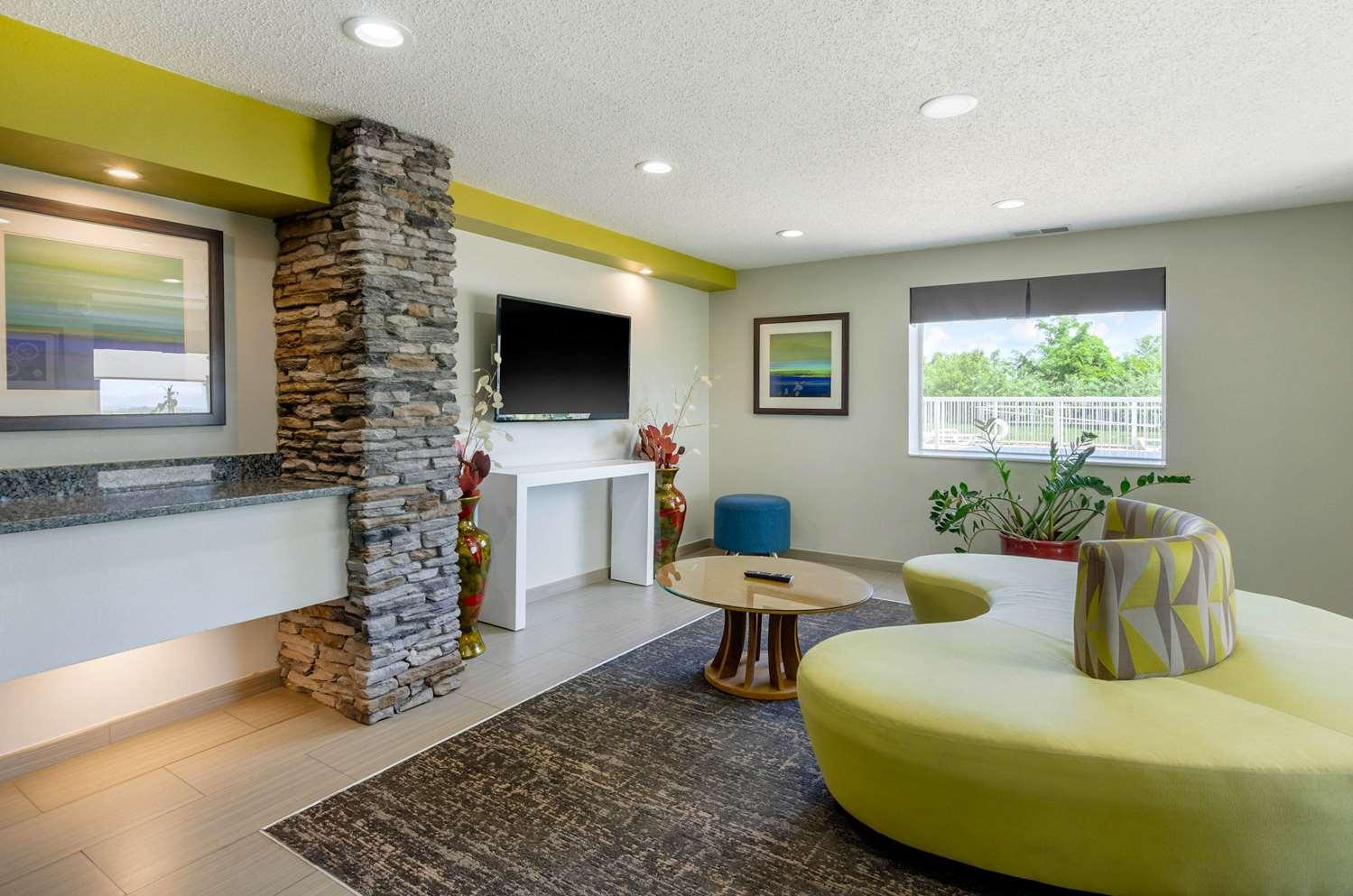 Vista Lobby Clarion Pointe Staunton East