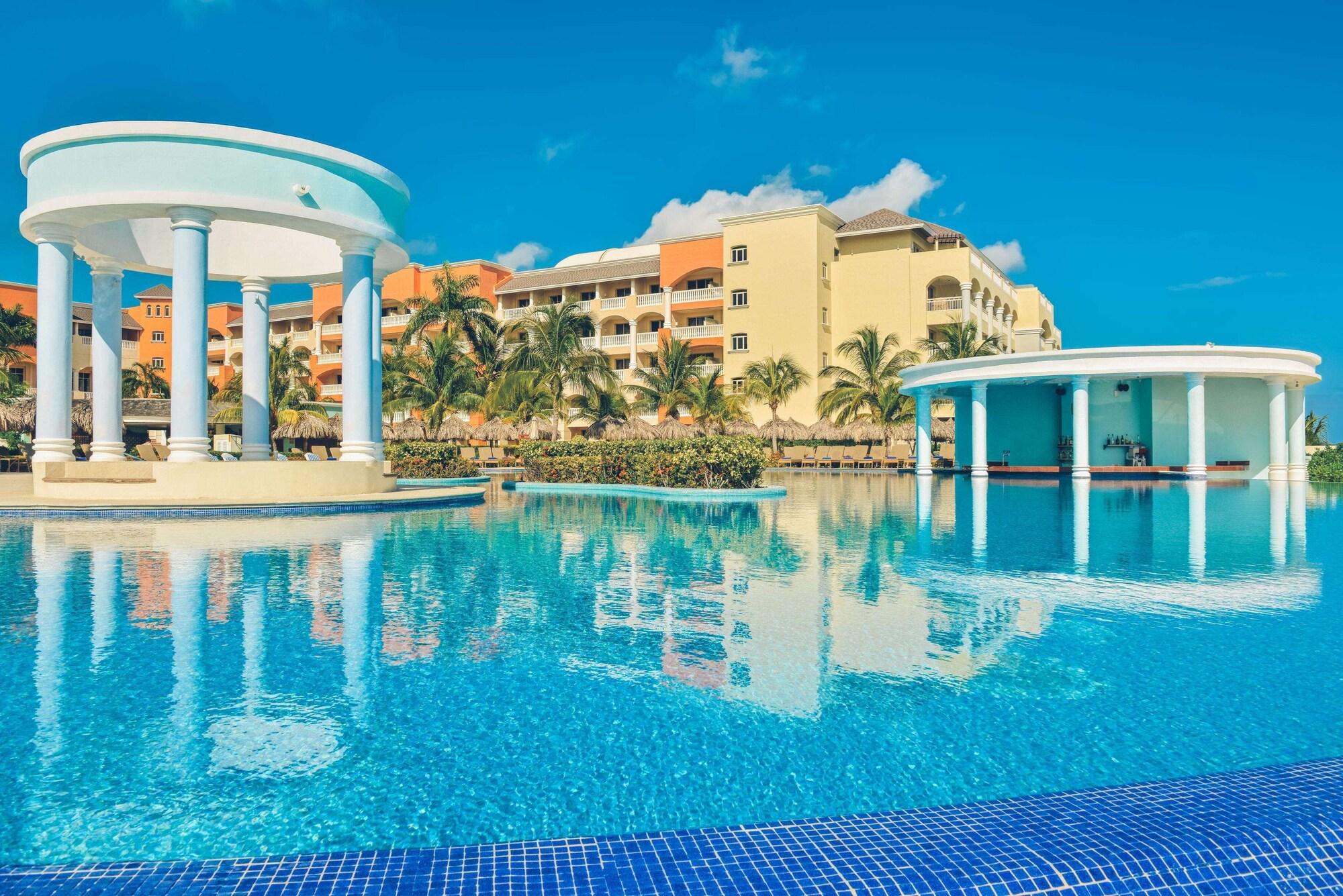 Vista Exterior Iberostar Selection Rose Hall Suites - All Inclusive