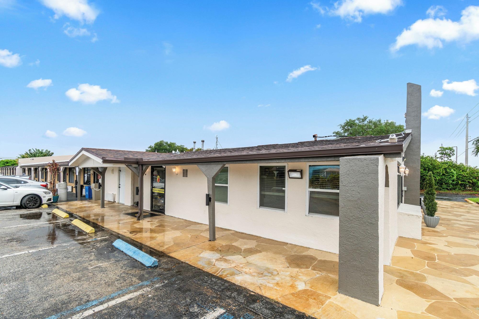 Vista Exterior Super 8 by Wyndham Lantana West Palm Beach