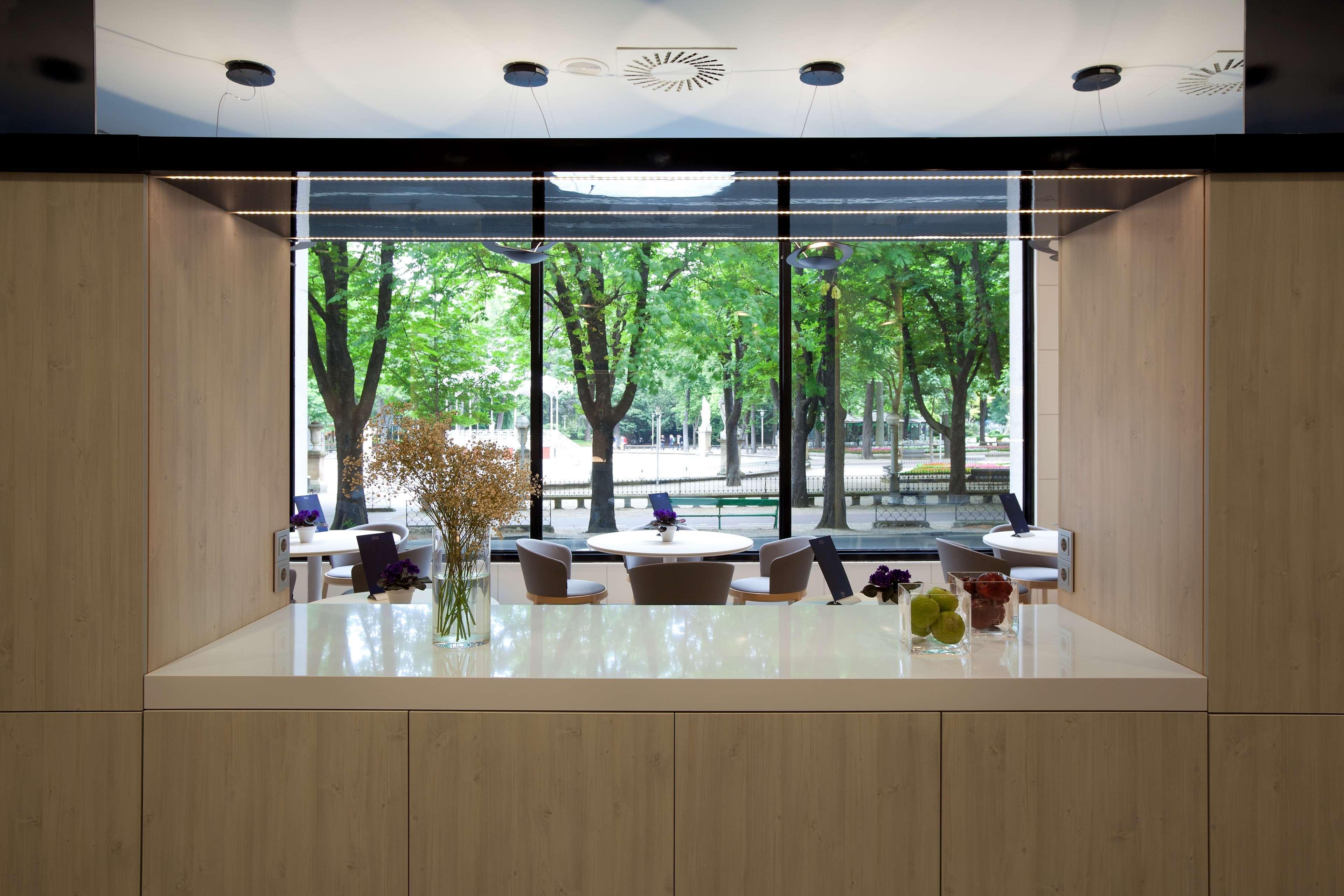 Vista Lobby NH Canciller Ayala Vitoria