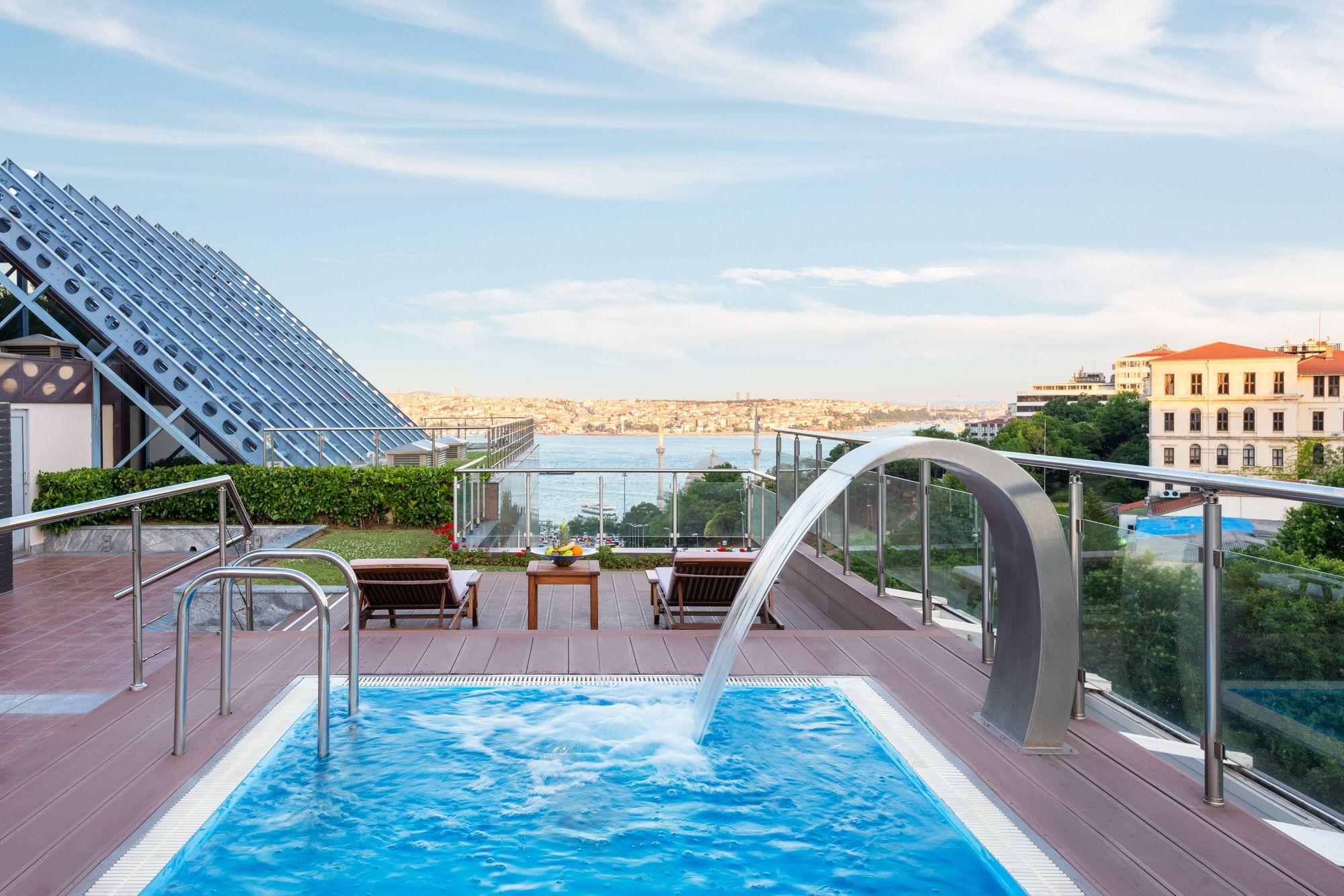 Vista da piscina The Ritz-Carlton, Istanbul