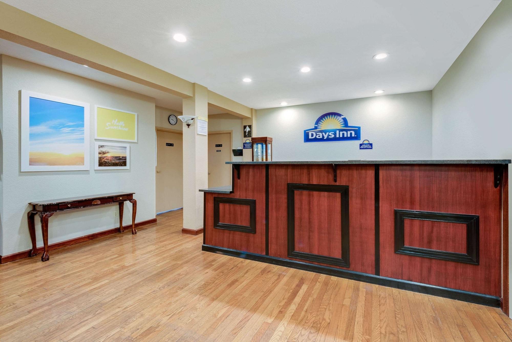 Vista Lobby Days Inn by Wyndham Fairmont