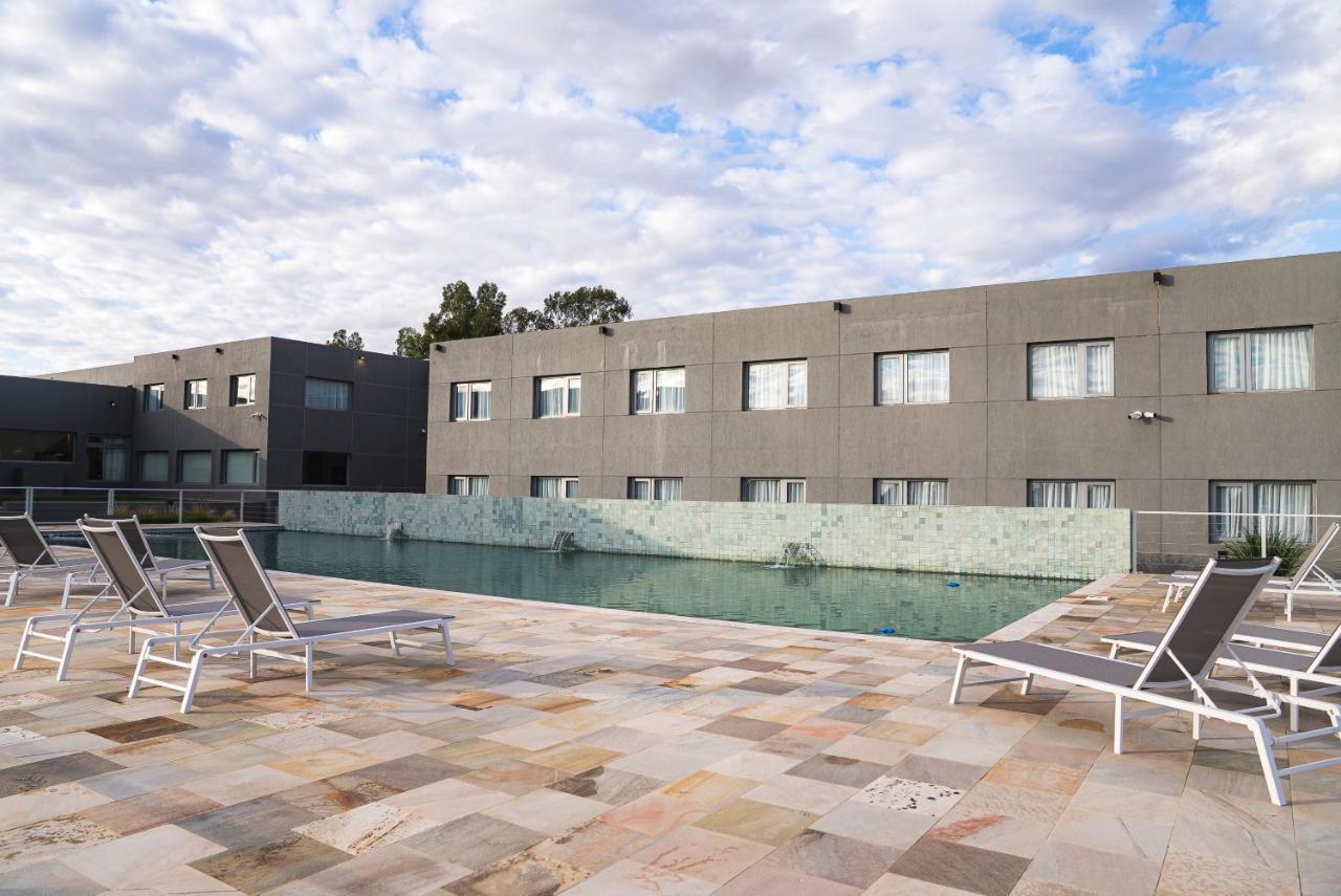 Vista Piscina Howard Johnson Hotel, Spa & Convention Center Bahia Blanca