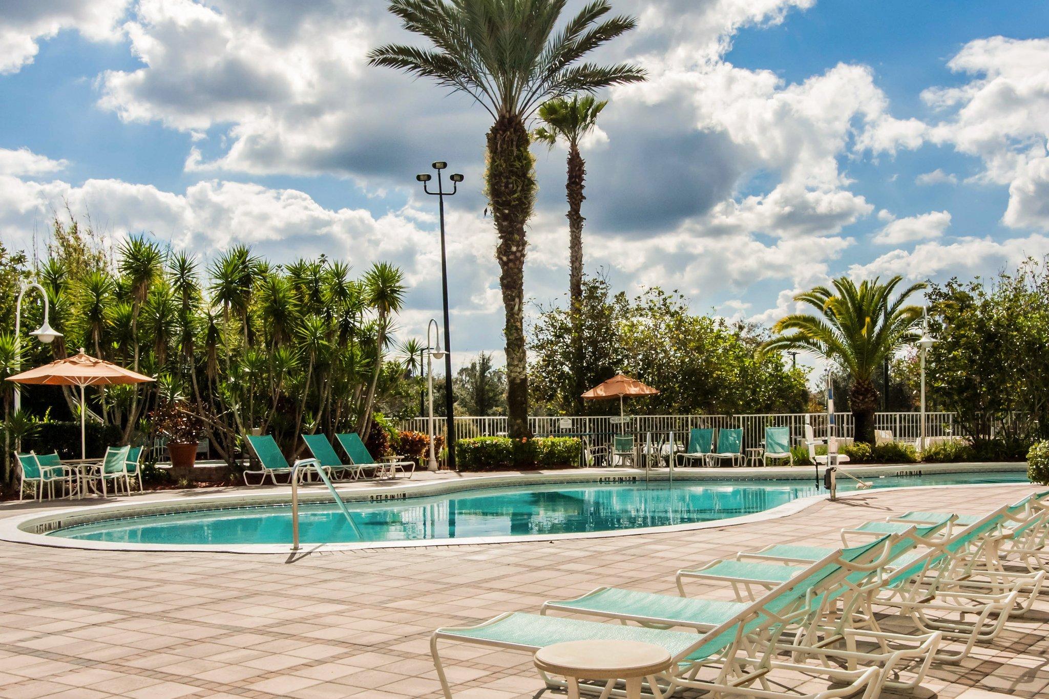 Hotel Comfort Suites Maingate East