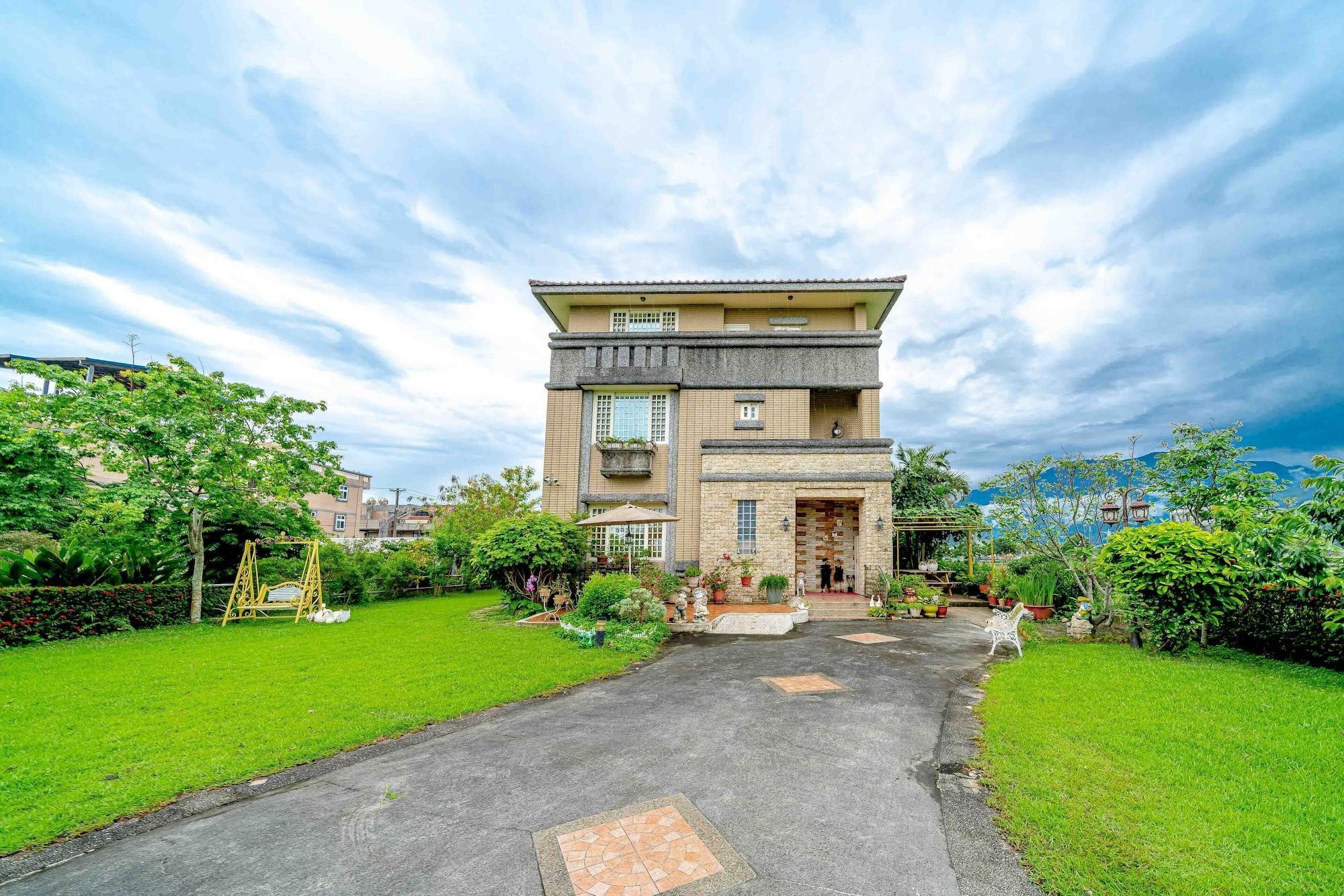 Vista Exterior Evergreen Garden Home