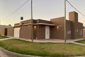 Alquiler Temporario - Casa quinta moderna, con pileta, parrilla, galería, 2 habitaciones, todos los servicios