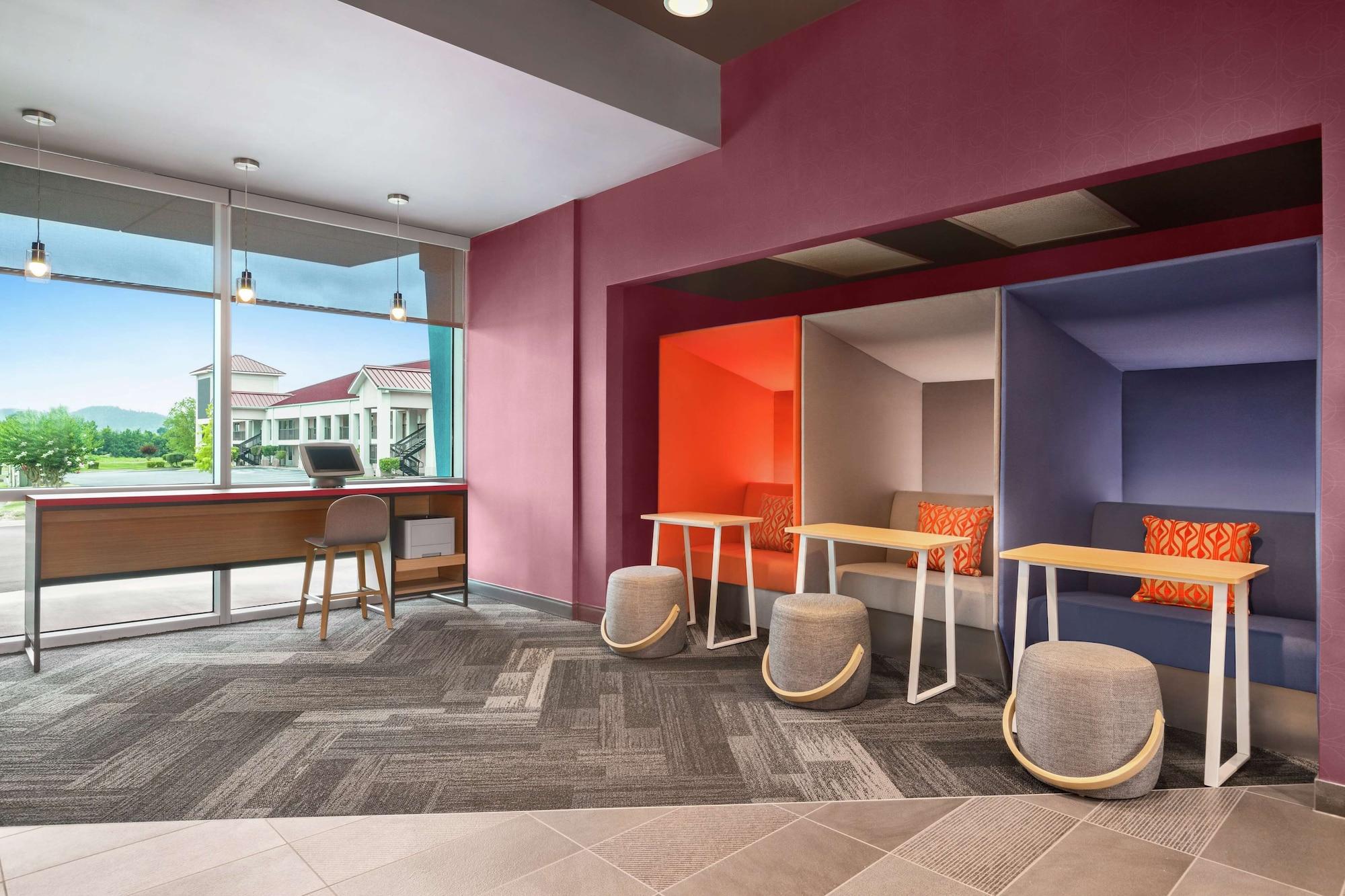 Vista Lobby TRU by Hilton Ringgold