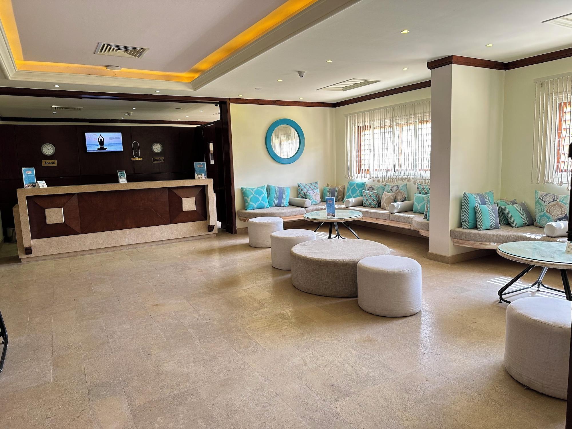 Vista Lobby The Breakers Diving & Surfing Lodge