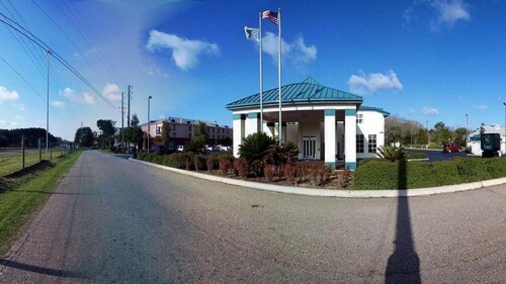 Vista Exterior Quality Inn Chipley I-10 at Exit 120