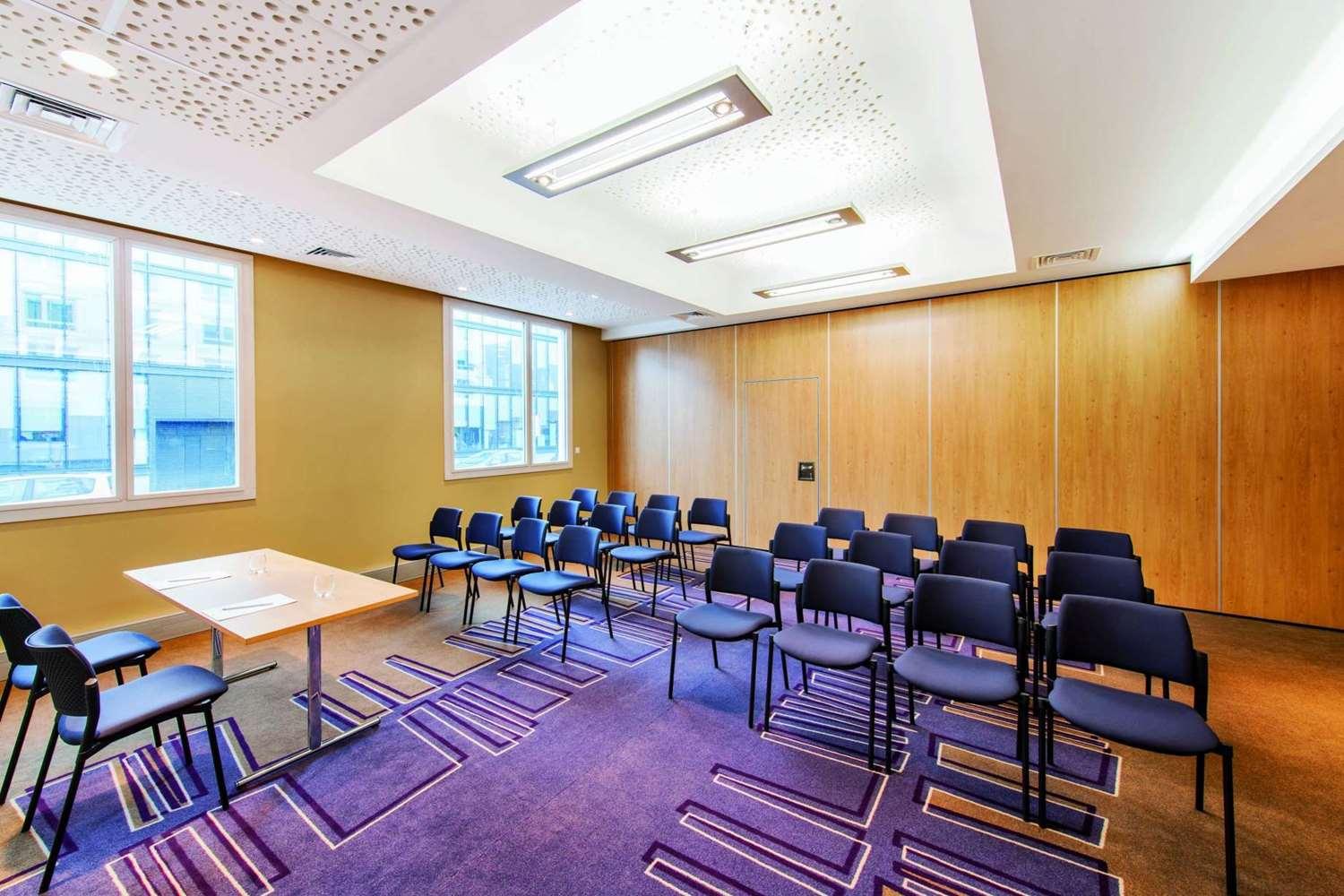 Sala de Reuniones Lyon Ouest by Arteloge