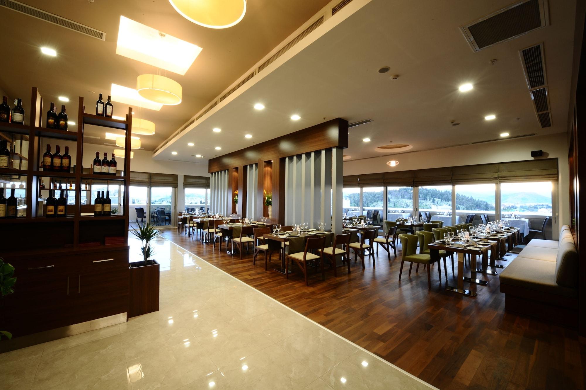 Bar/Salón Ramada by Wyndham Podgorica