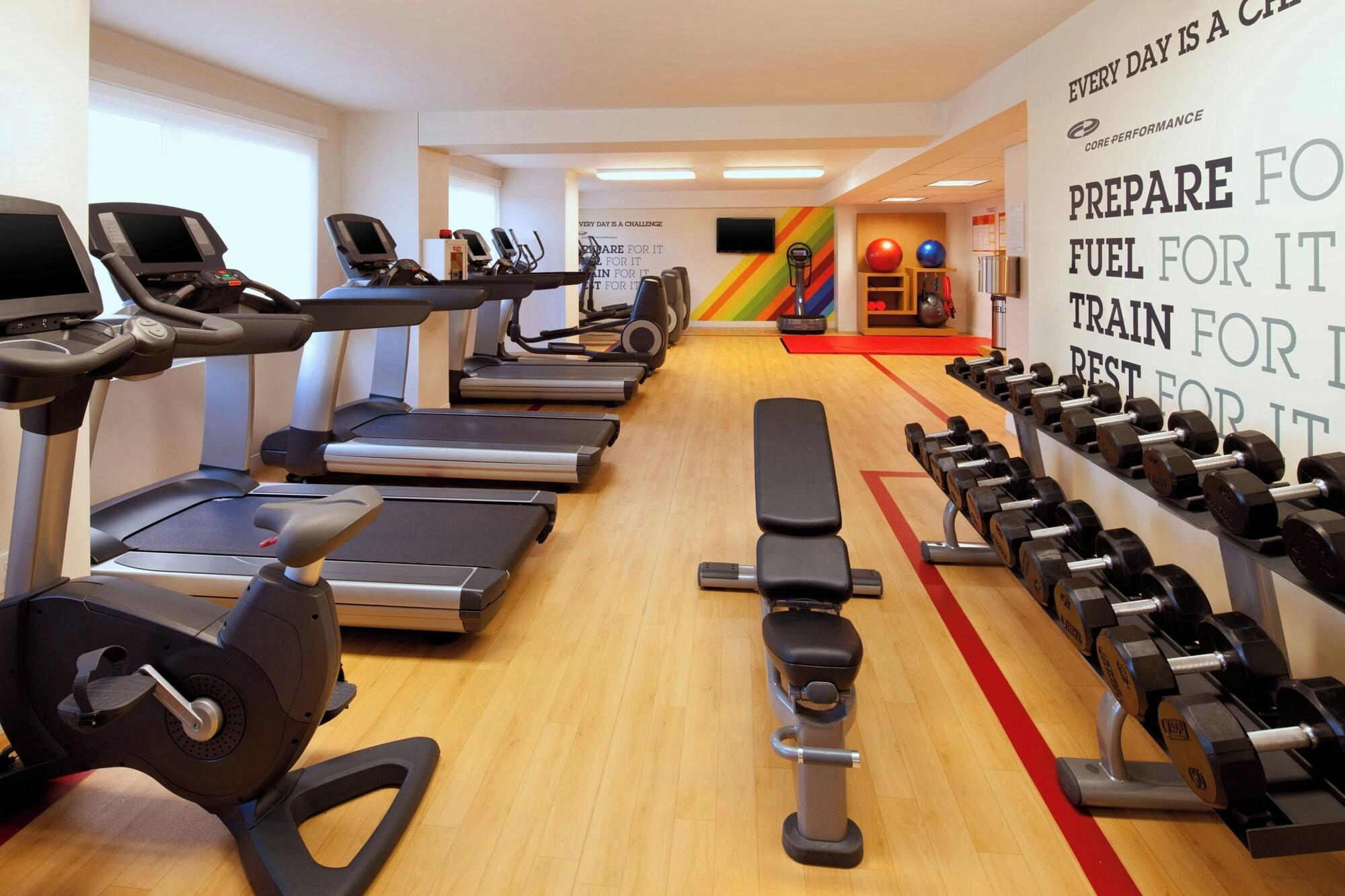 Gimnasio Sheraton Fairplex Suites & Conference Center