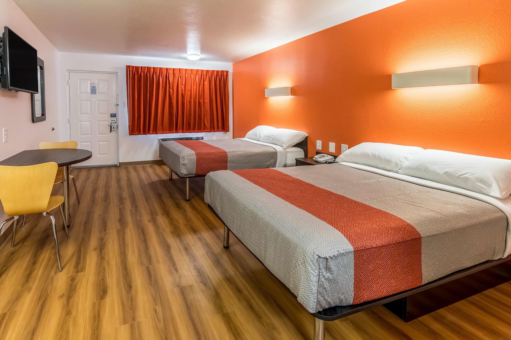 Varios Motel 6 Arlington, TX - UTA