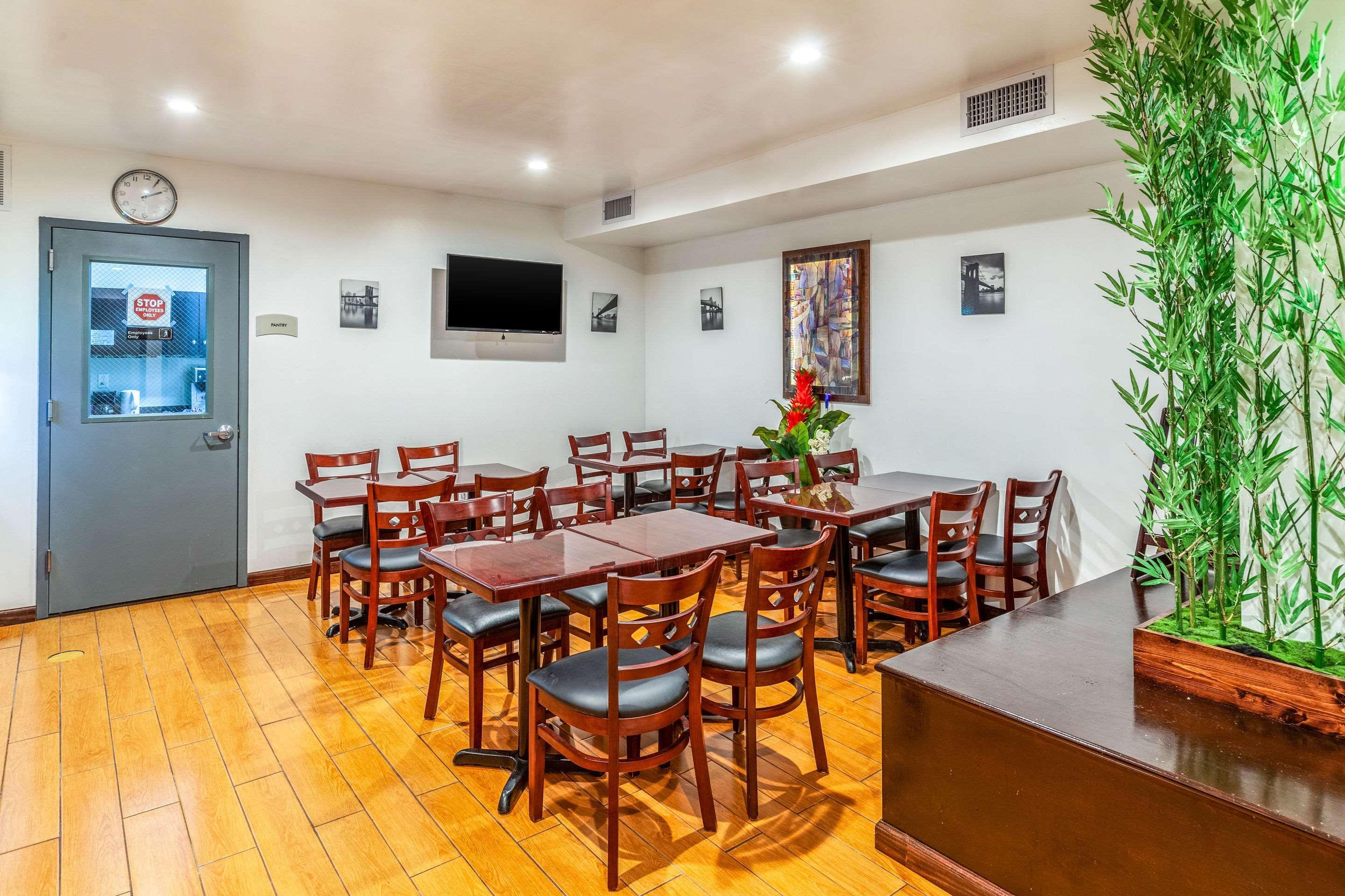 Restaurant Quality Inn near Sunset Park