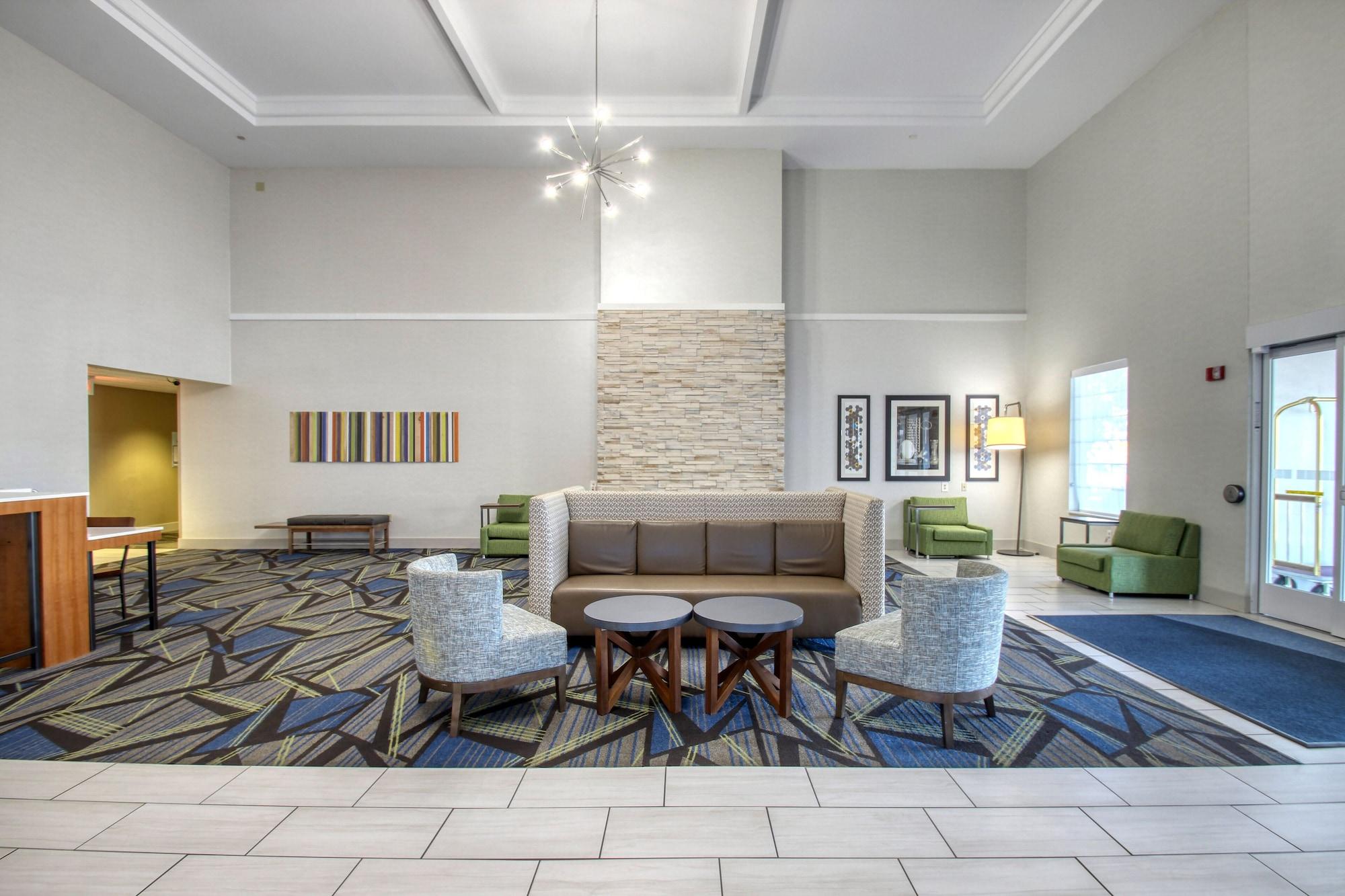 Vista Lobby Holiday Inn Express Hotel & Suites Oshkosh by IHG