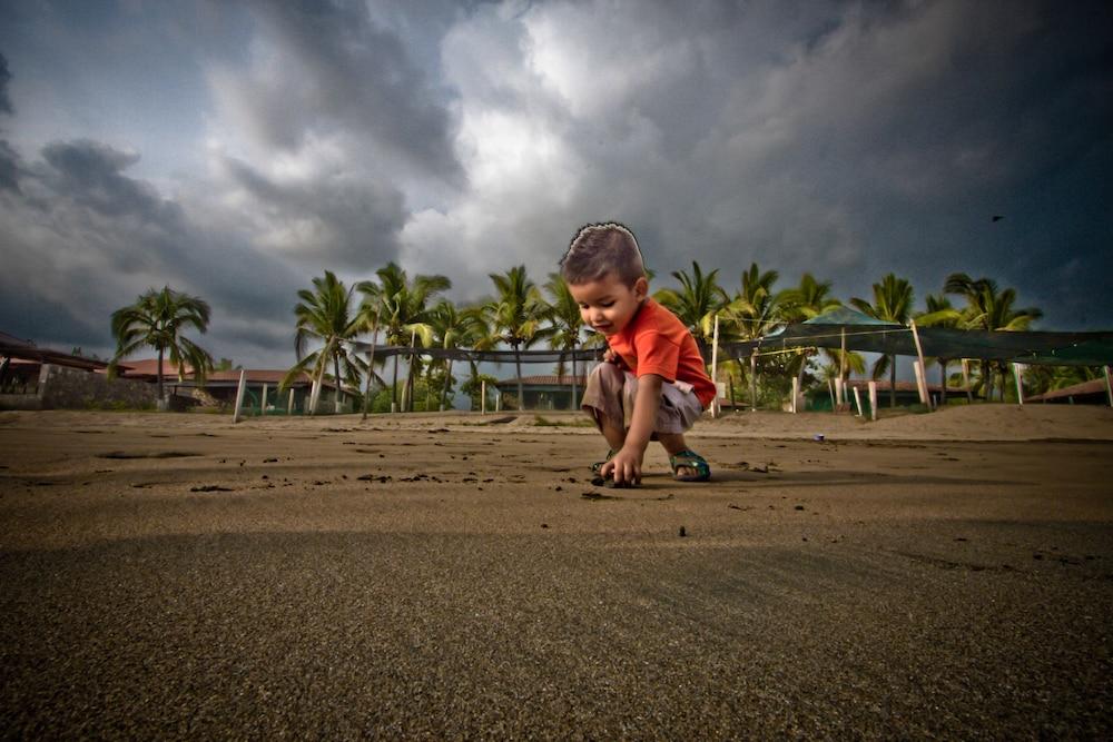 Vista Lobby Roberto's Bistro