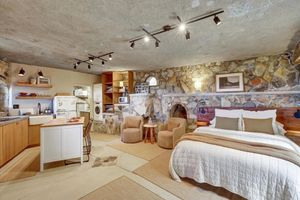 Alojamiento - Casa Grotto - 1 Bed Stone Cottage w/ Panoramic Ocean Views, Stone Shower, & Gym