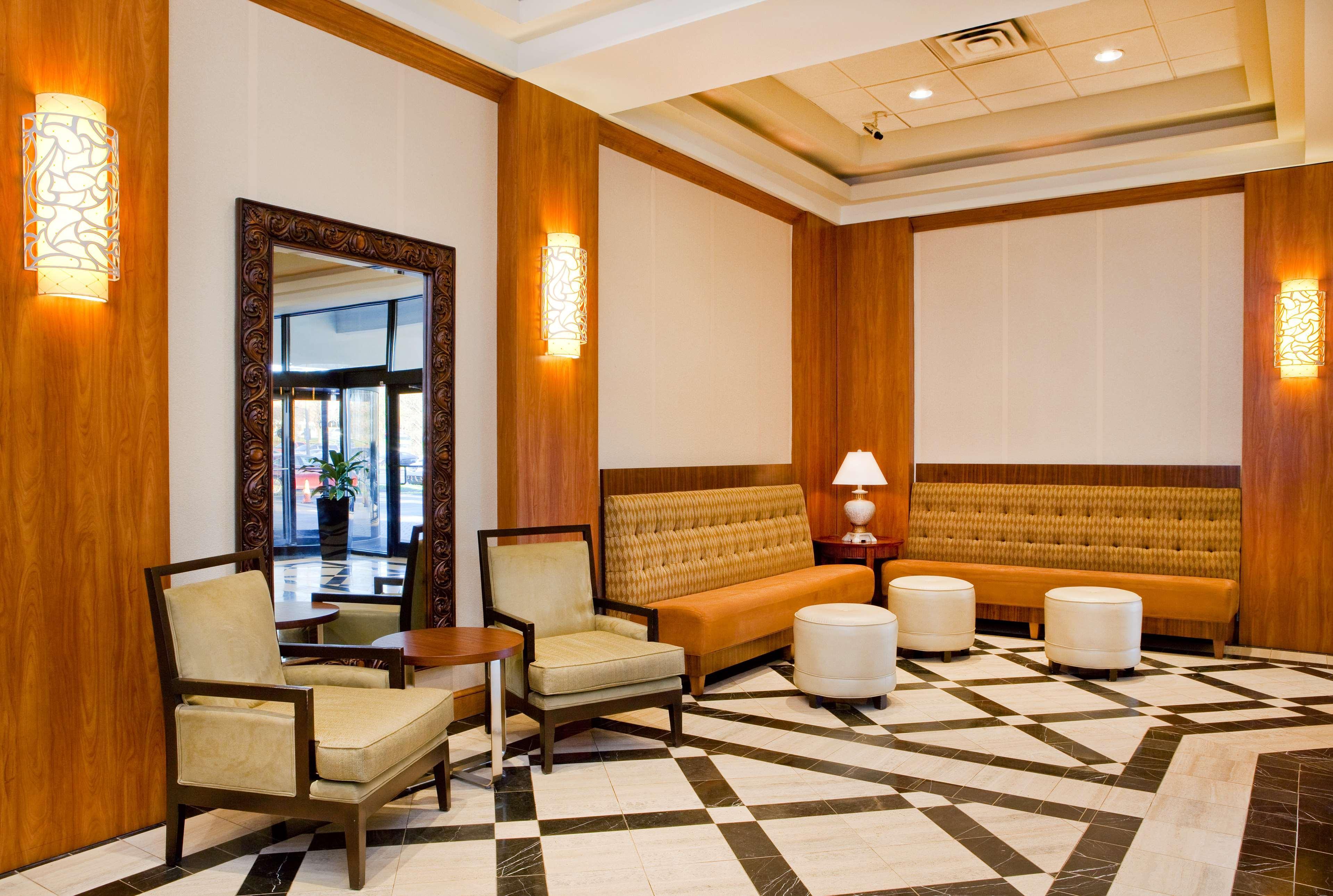 Vista Lobby DoubleTree by Hilton Baltimore North - Pikesville