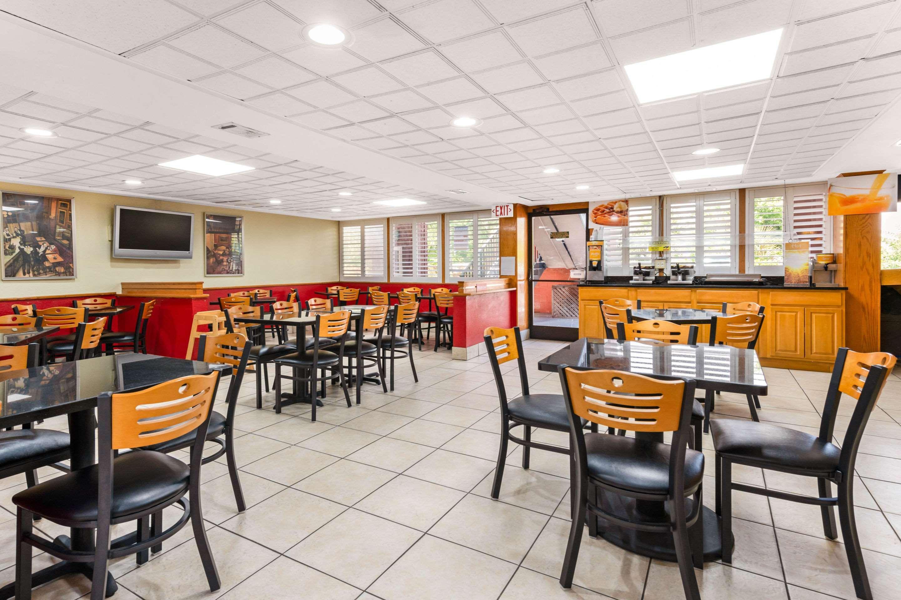 Restaurant Quality Inn & Suites Orlando Airport