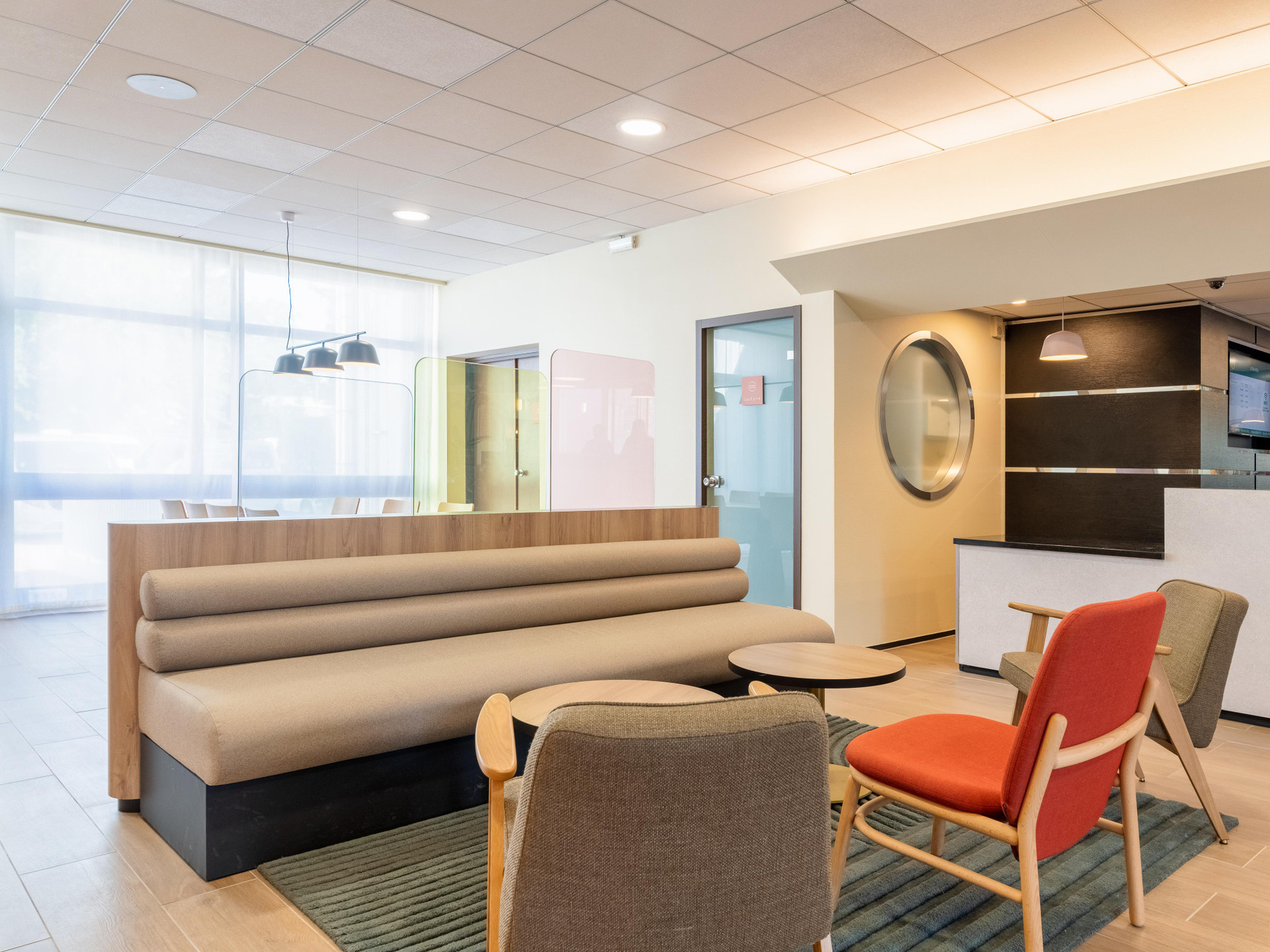 Vista Lobby B&B HOTEL Lyon Nord