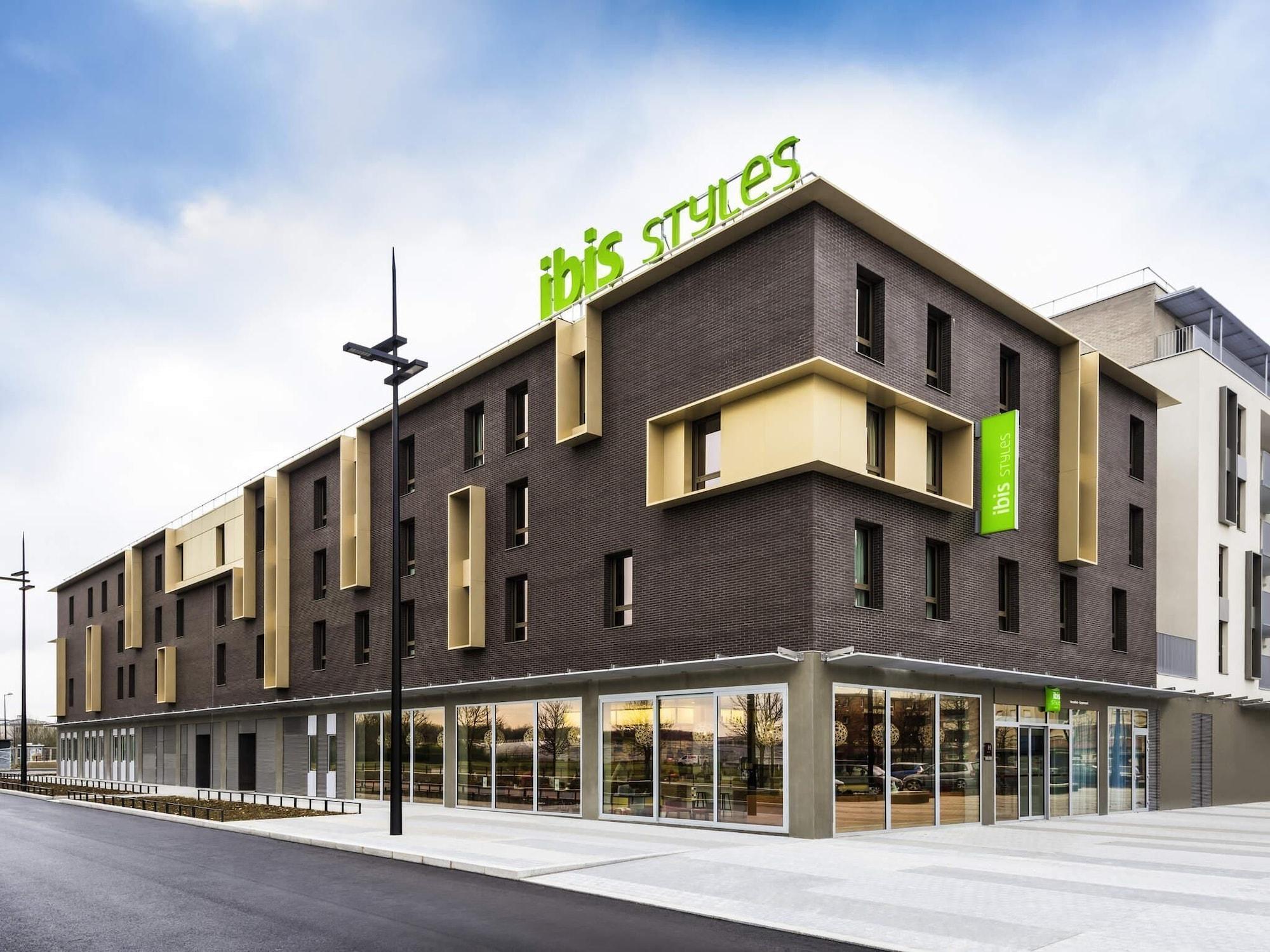 Vista Exterior ibis Styles Versailles Guyancourt