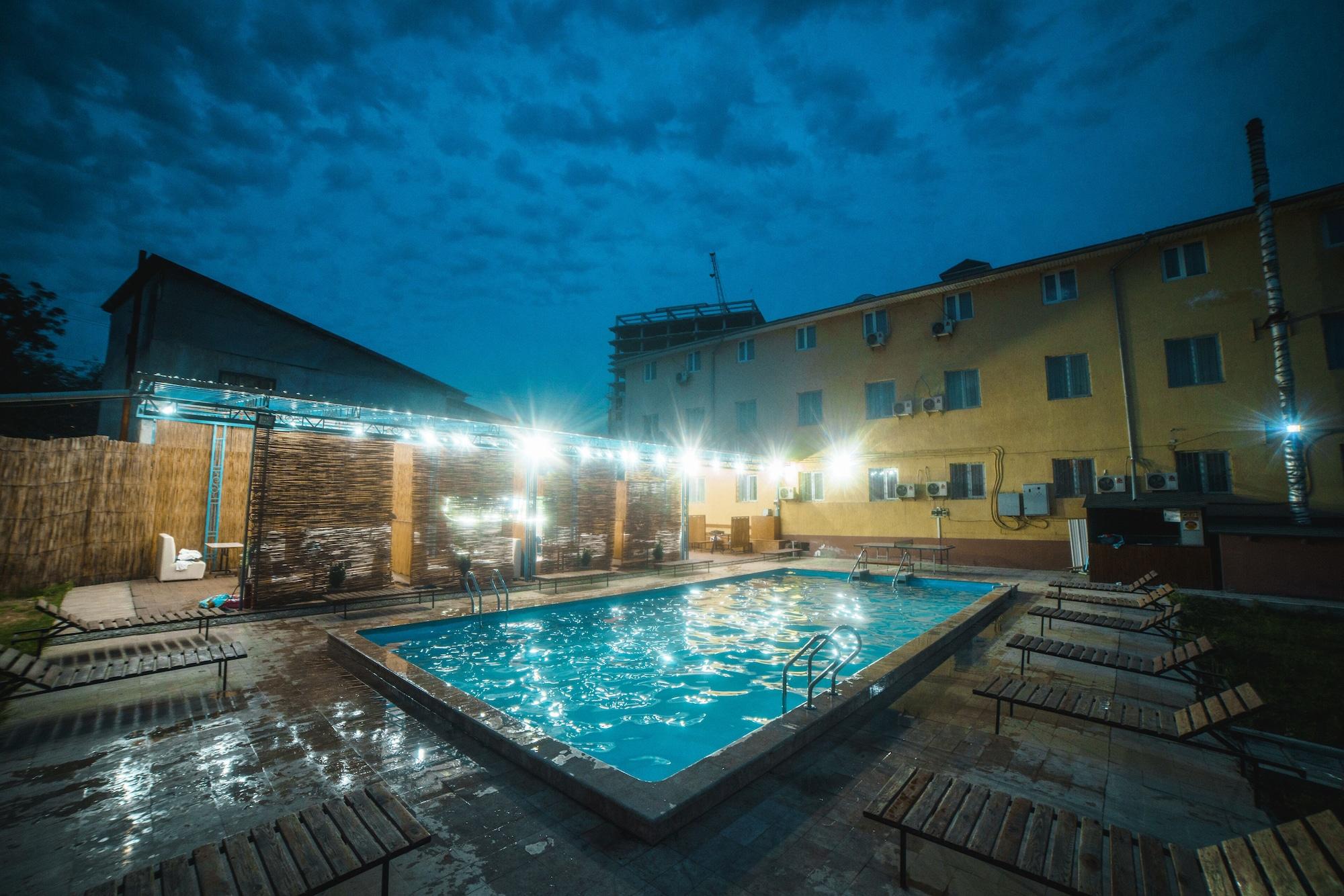 Vista Piscina Hotel SunRise Osh