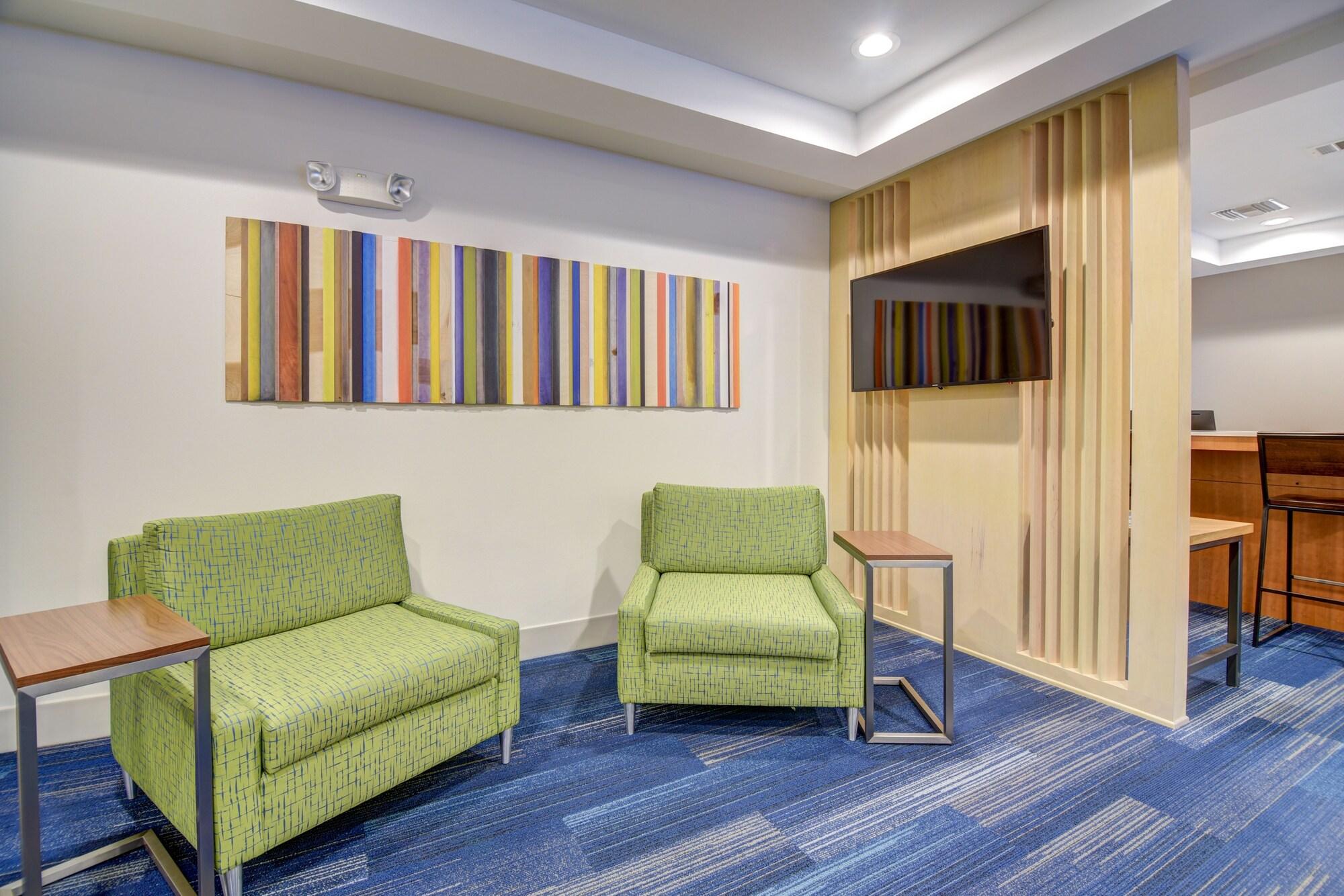 Vista Lobby Holiday Inn Express & Suites Foley by IHG