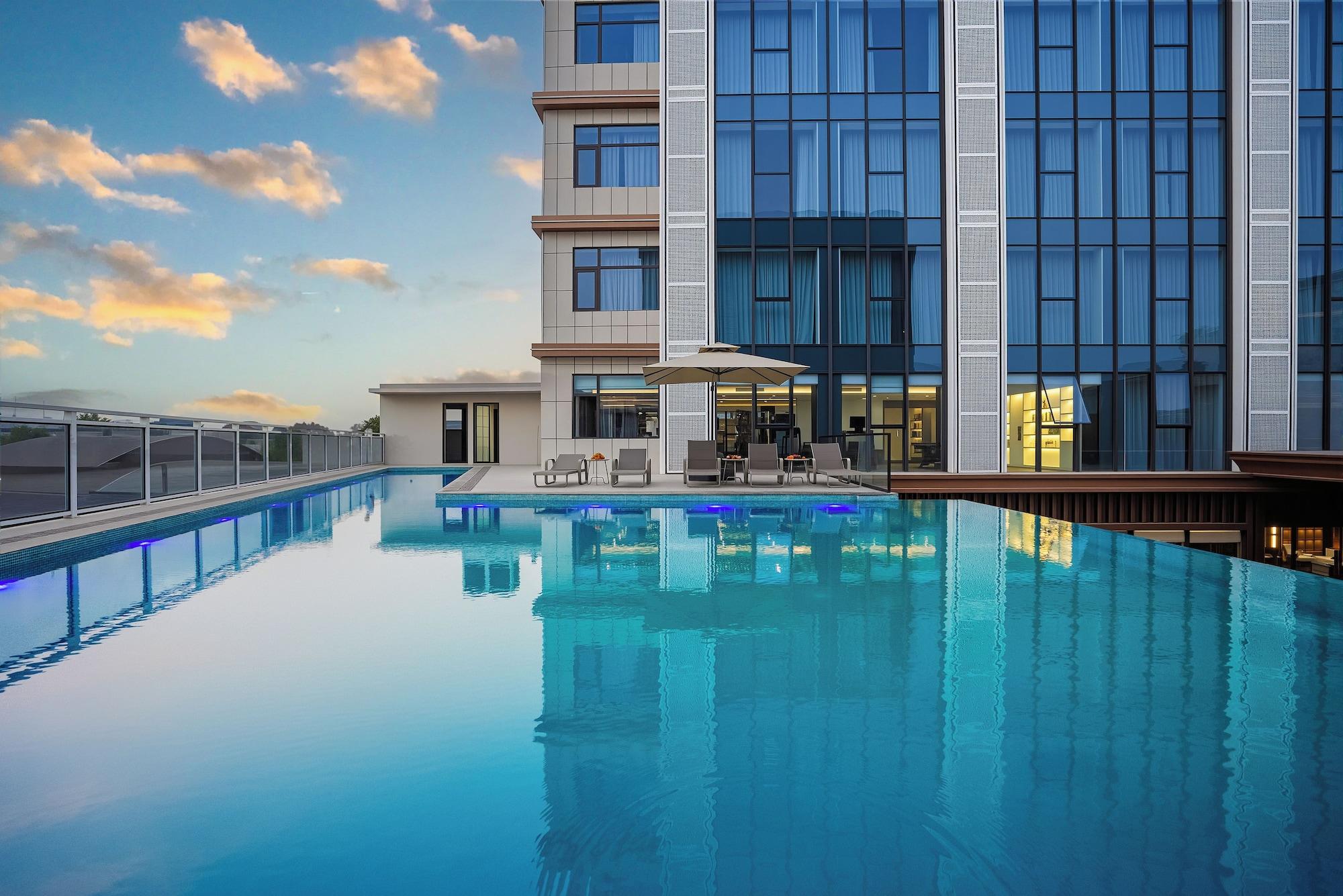 Vista da piscina Yunnan Grand lmpression Hotel