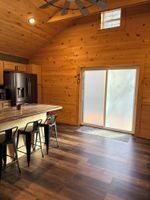 Alquiler Vacacional - Lakeside 1-Bedroom Home with Fireplace, Full Kitchen, Decks & Utilities Included