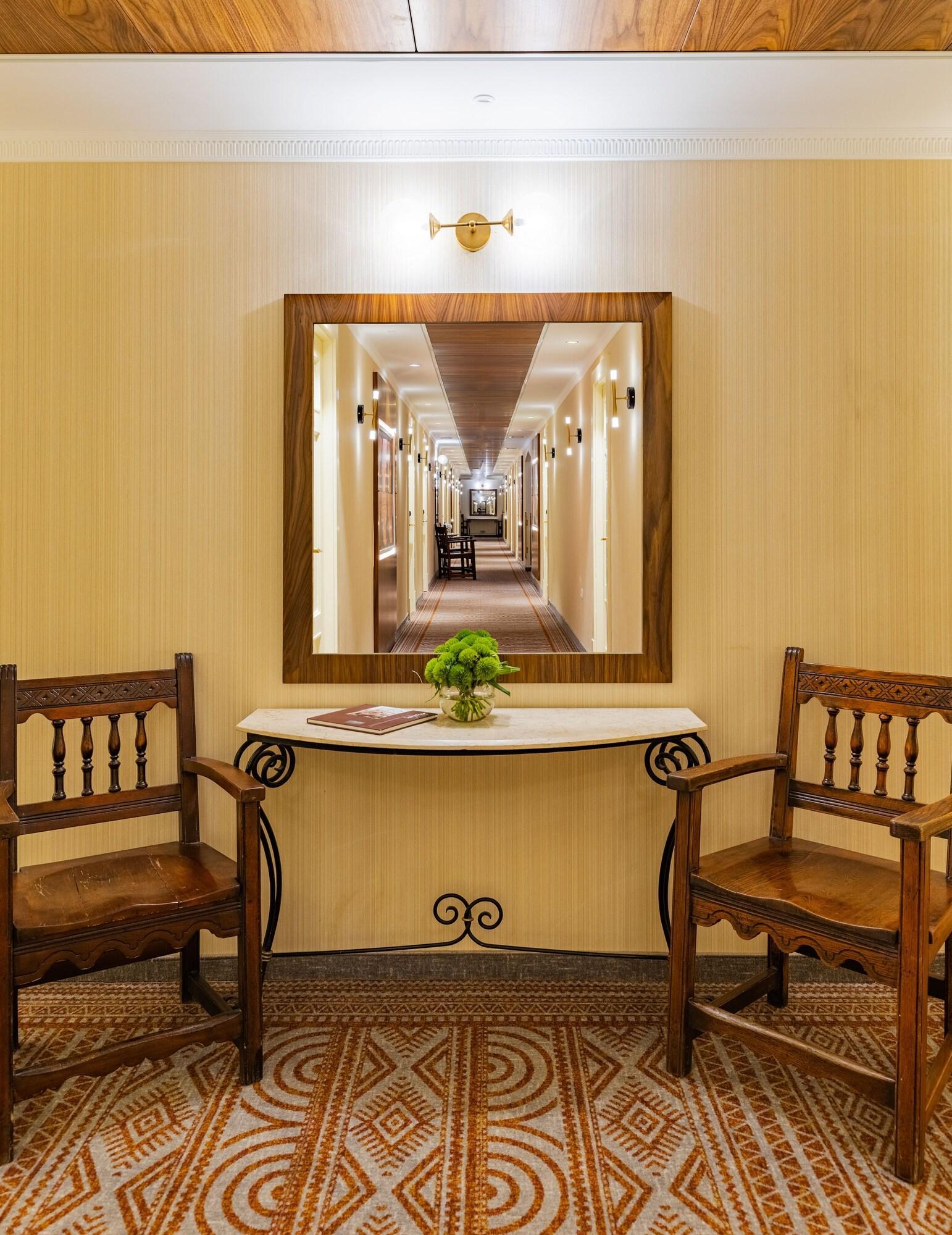Vista Lobby YMCA Three Arches Hotel
