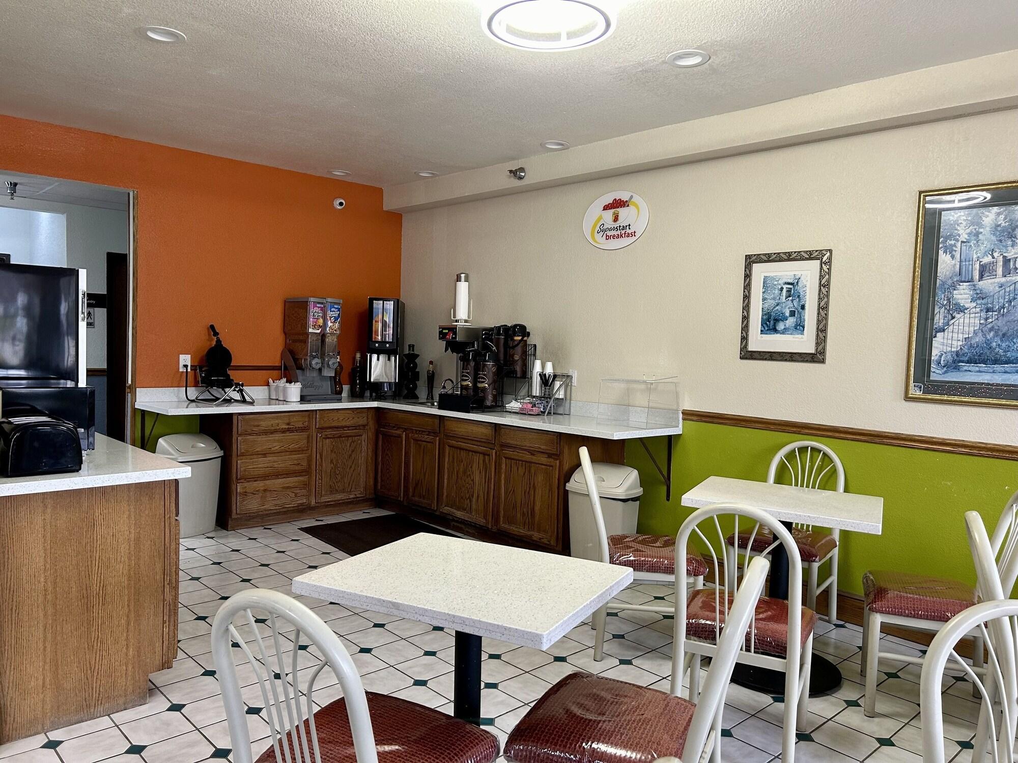 Restaurant Super 8 by Wyndham Platte City Kansas City Area Airport