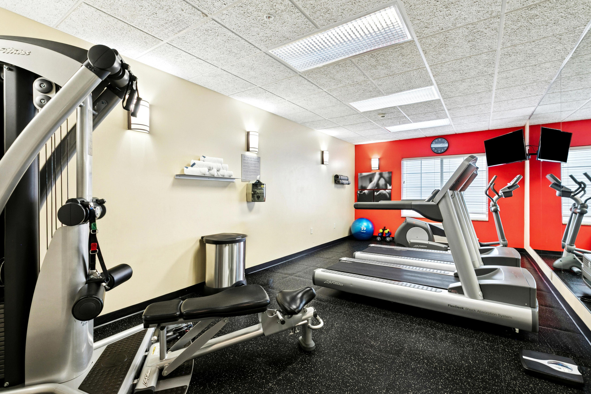 Gimnasio Country Inn & Suites by Radisson, Covington, LA