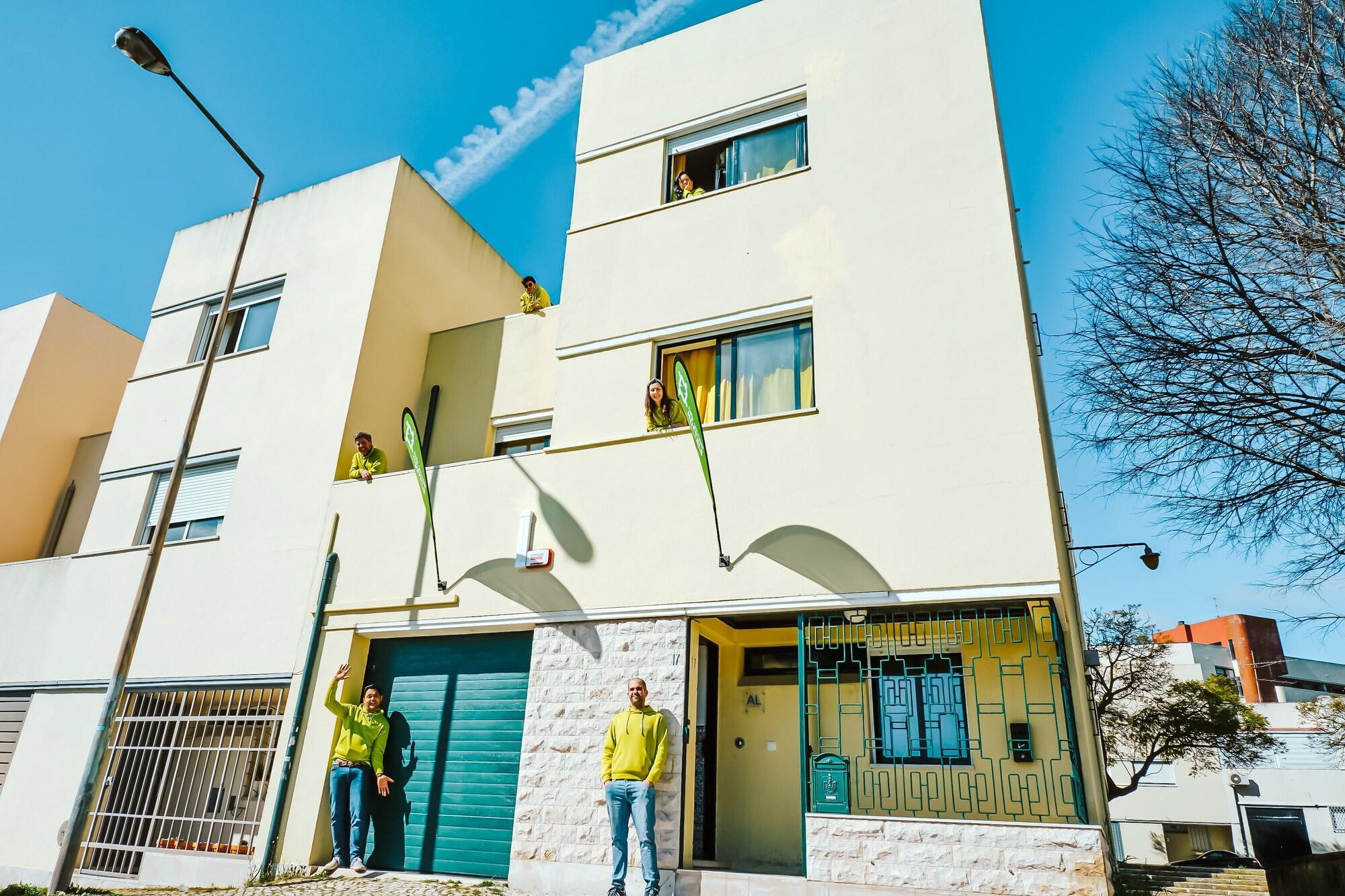 Vista Exterior Help Yourself Hostels - Restelo