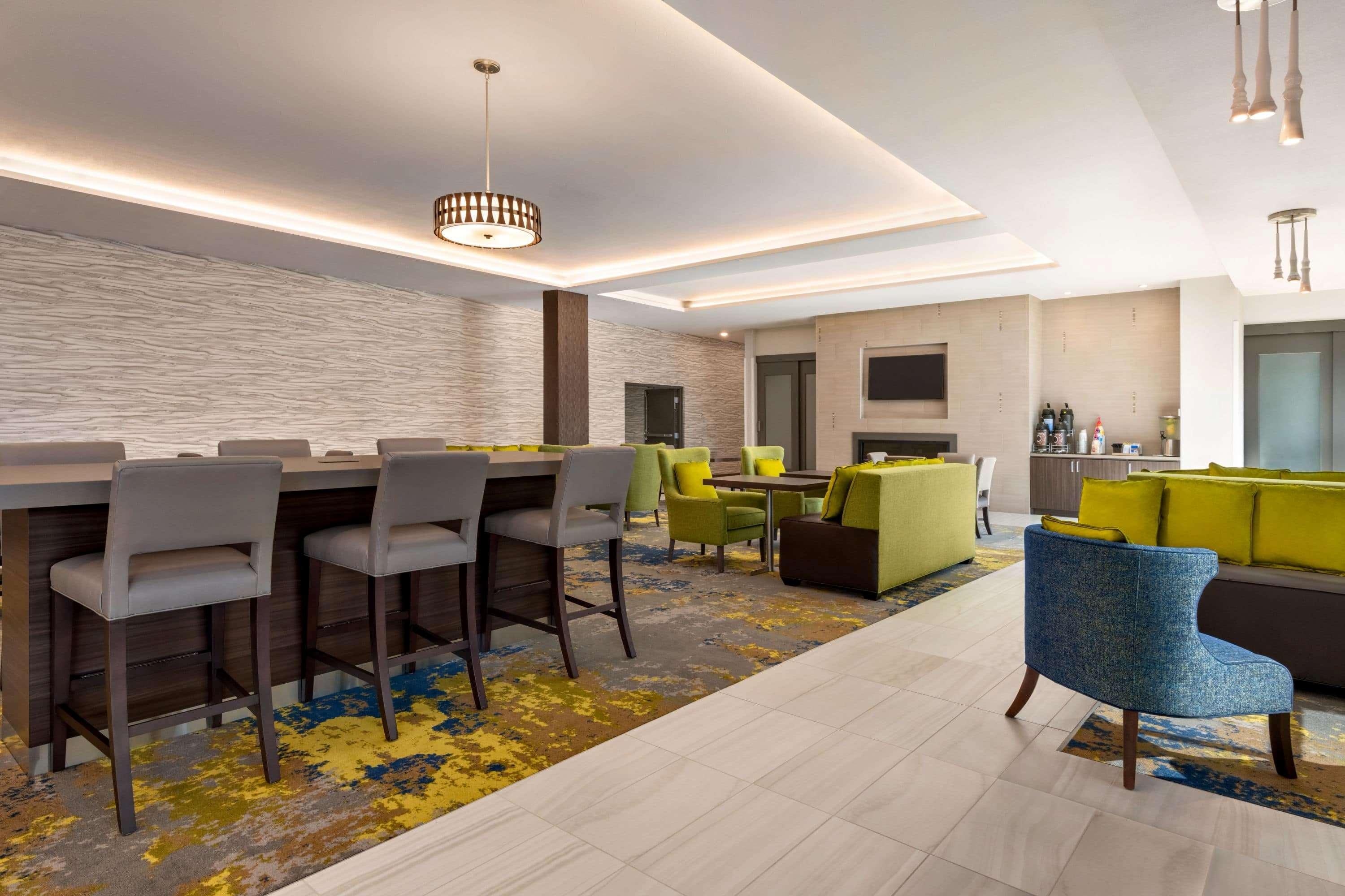 Vista Lobby La Quinta Inn & Suites by Wyndham Orlando - IDrive Theme Parks