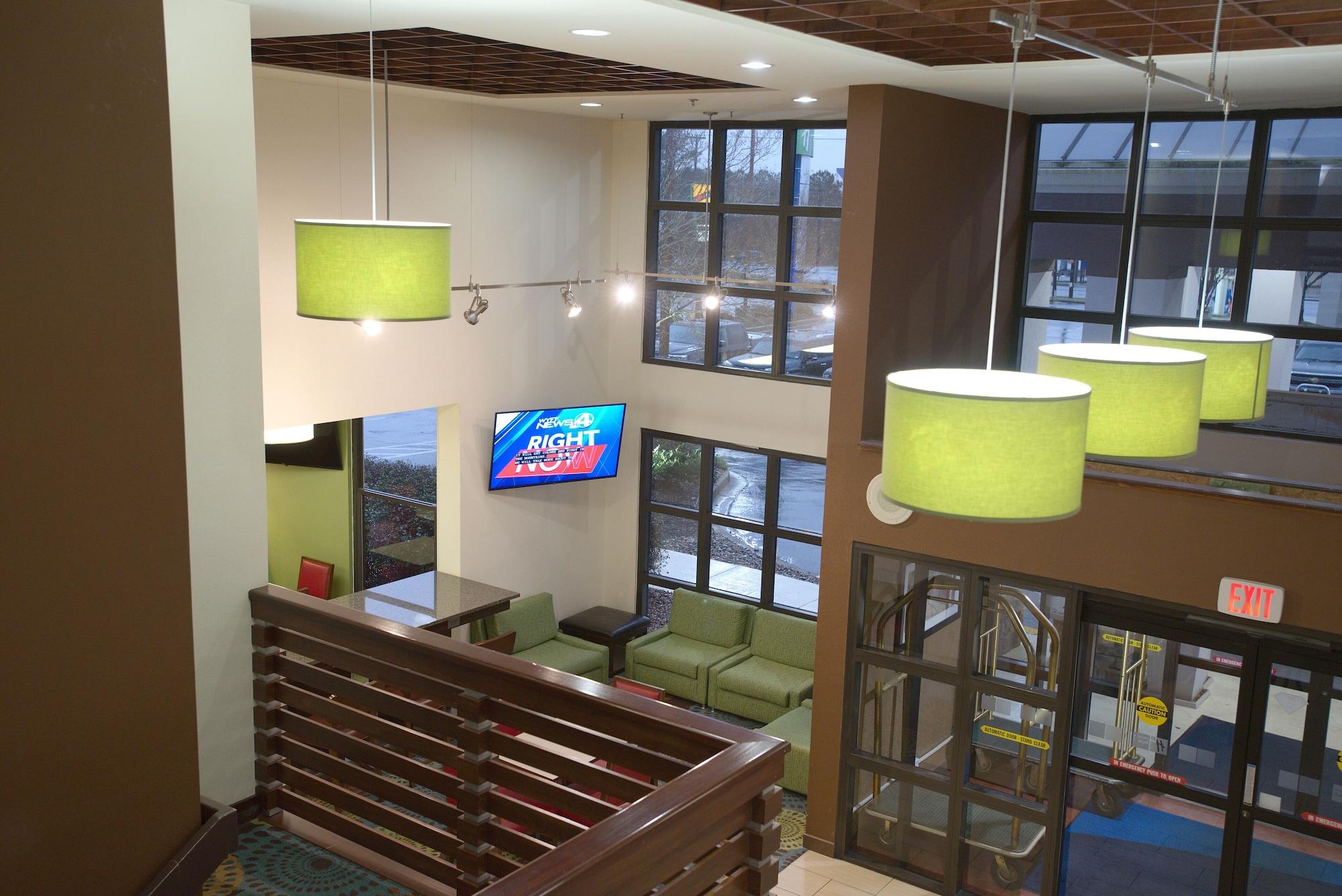 Vista Lobby Holiday Inn Express Anderson by IHG