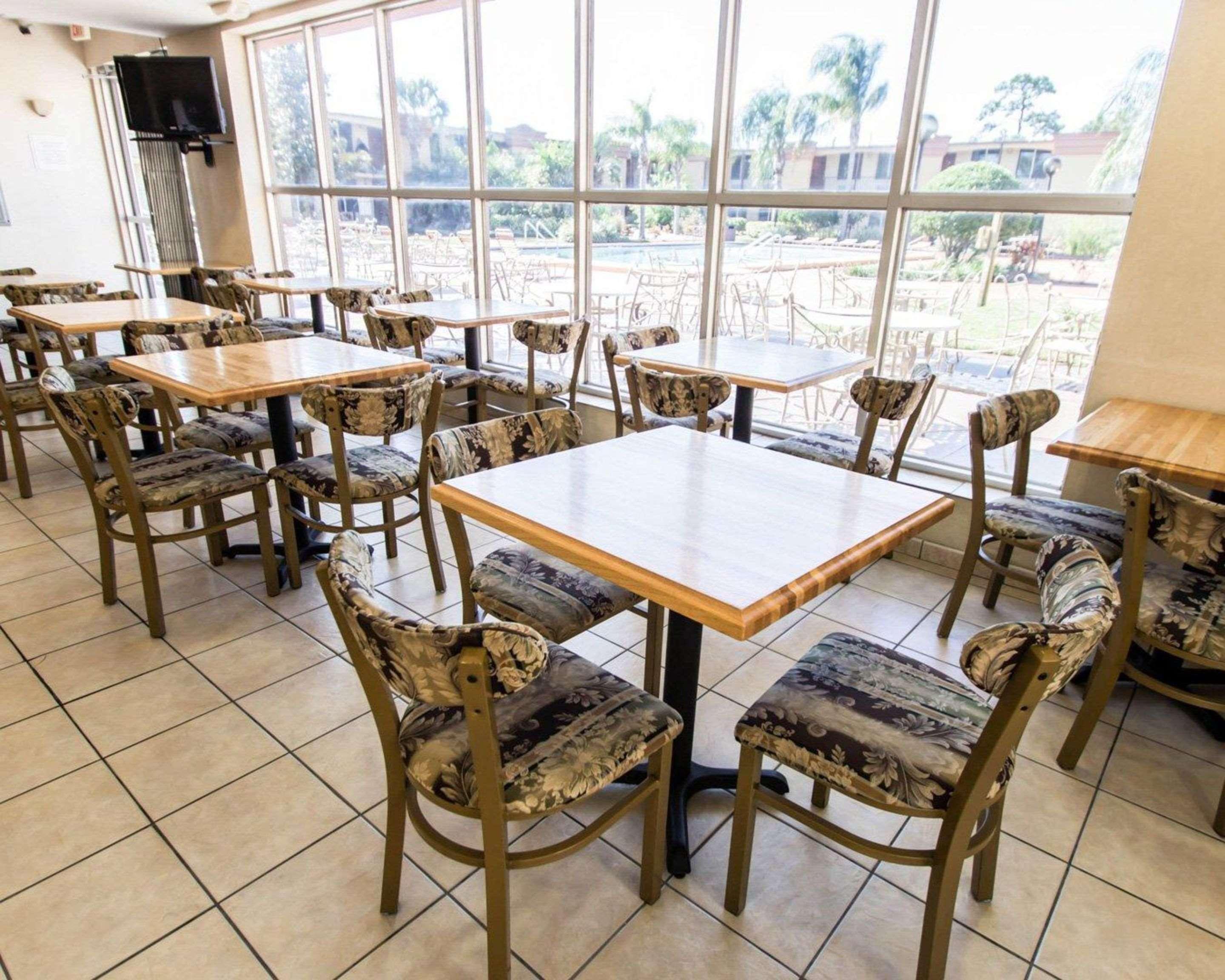 Restaurant Econo Lodge Inn and Suites Near Florida Mall