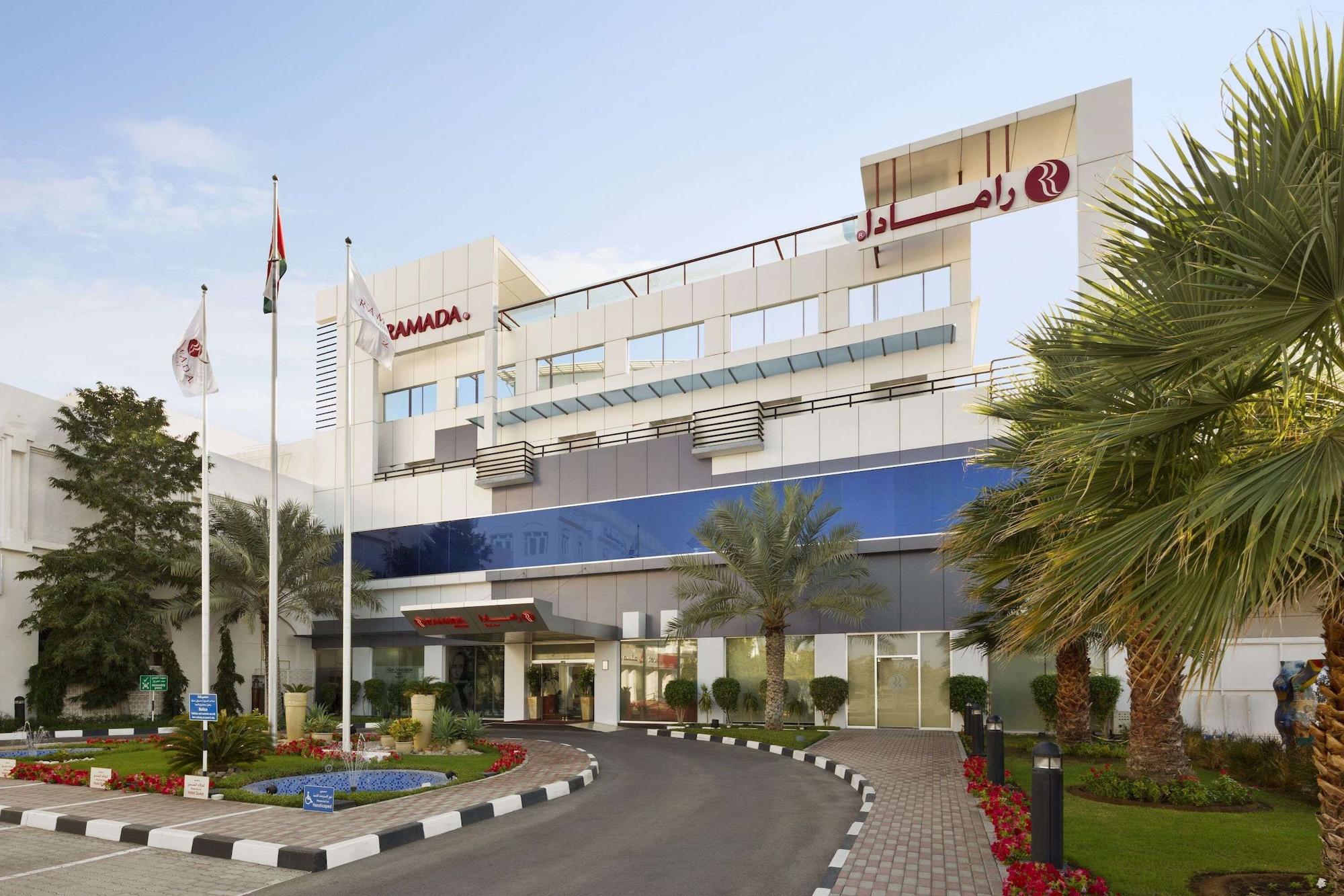 Vista Exterior Ramada by Wyndham Qurum Beach