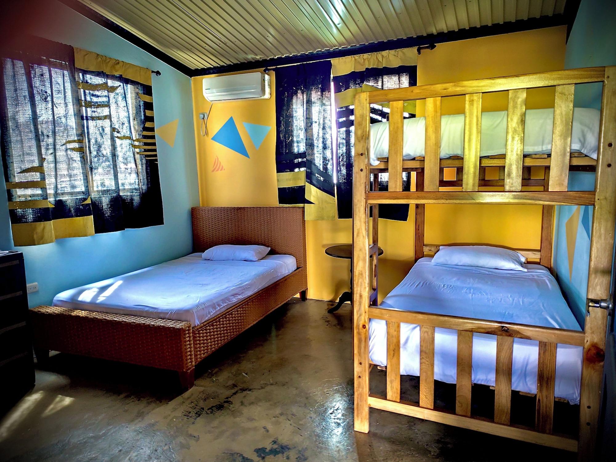 Set de Habitación CoCo Bongo Hostel