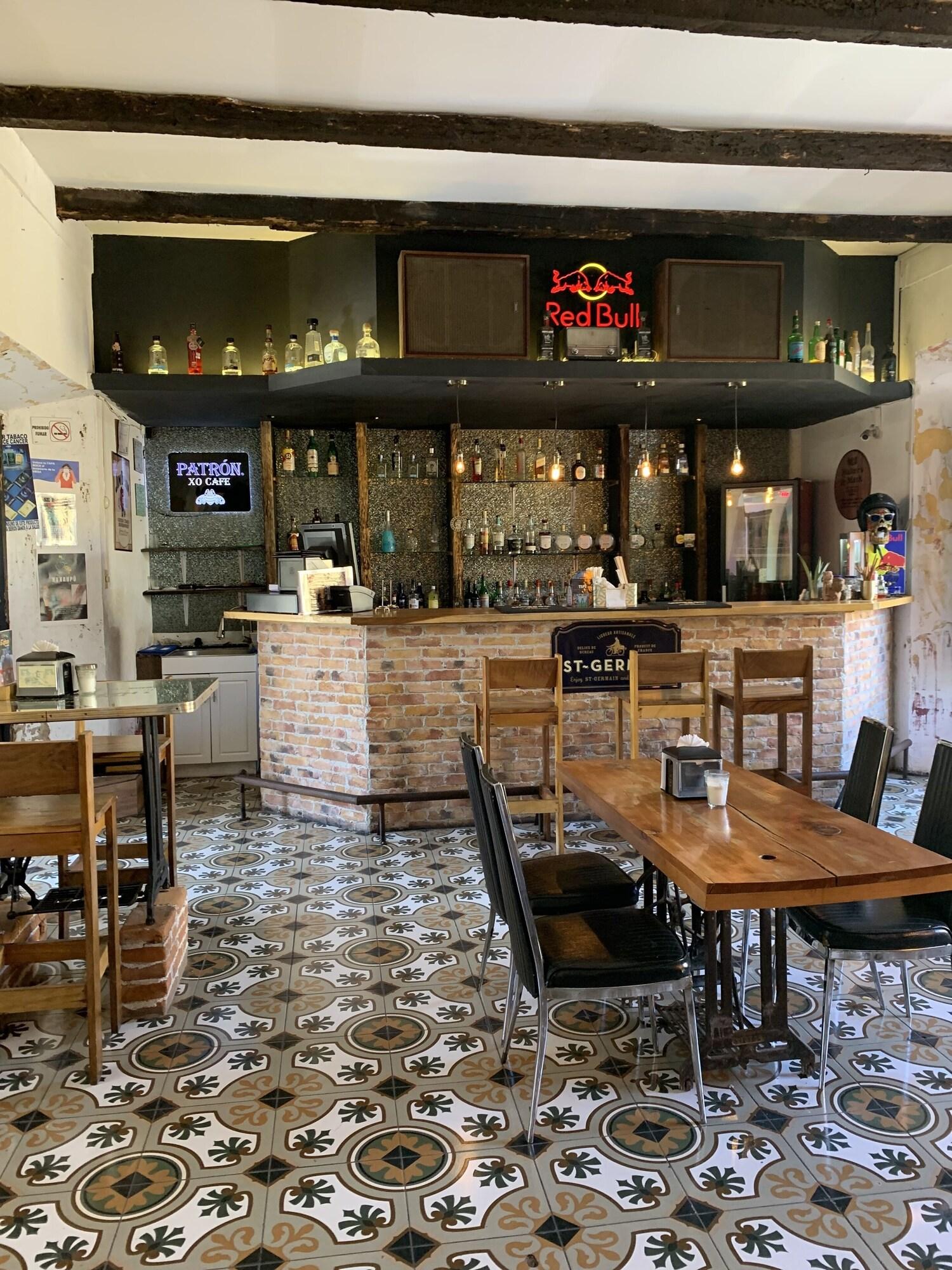 Bar/Salón Nikikot Hotel and Hostal Food & Drink