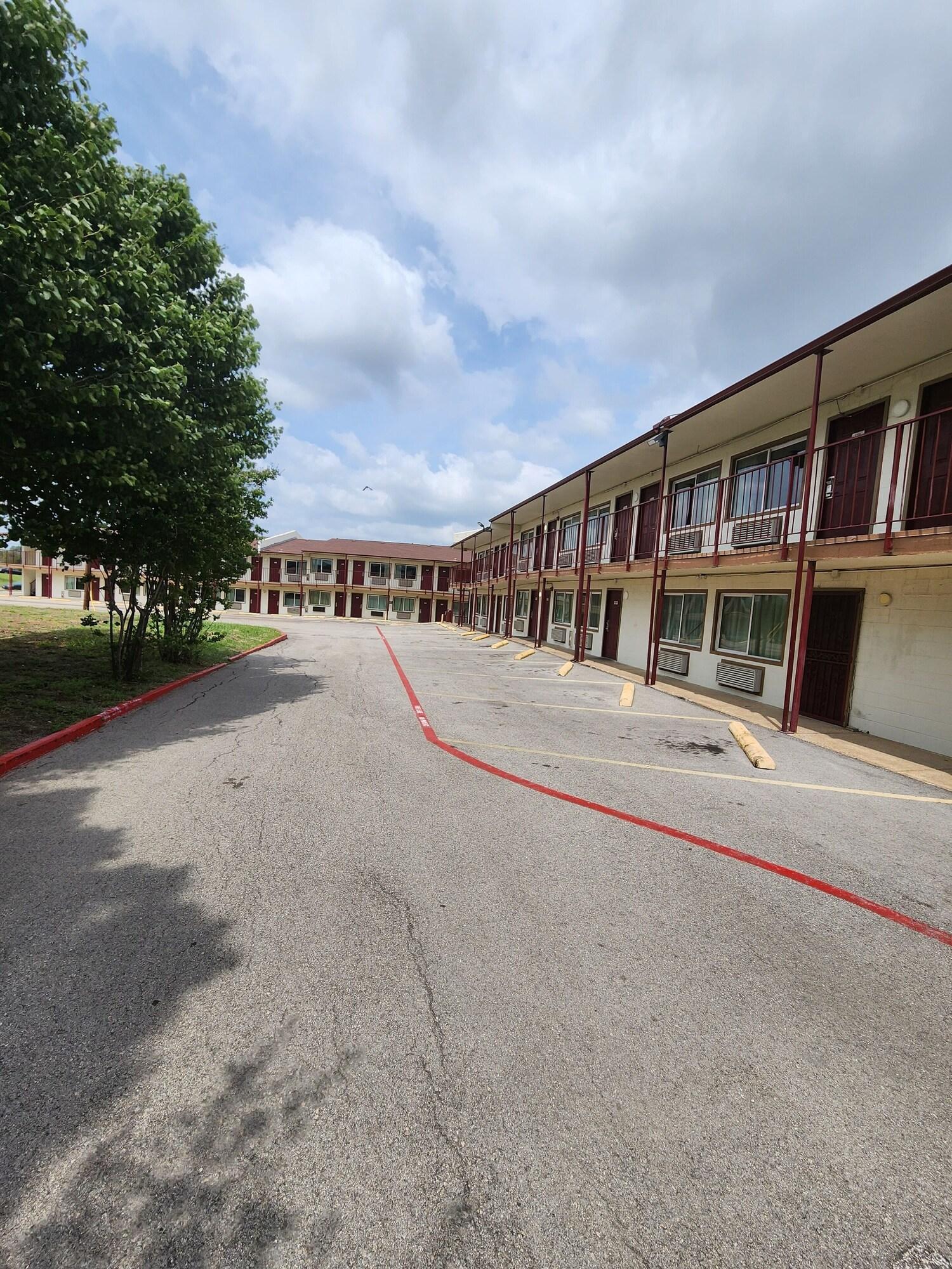 Vista Exterior HomeTown Inn and Suites