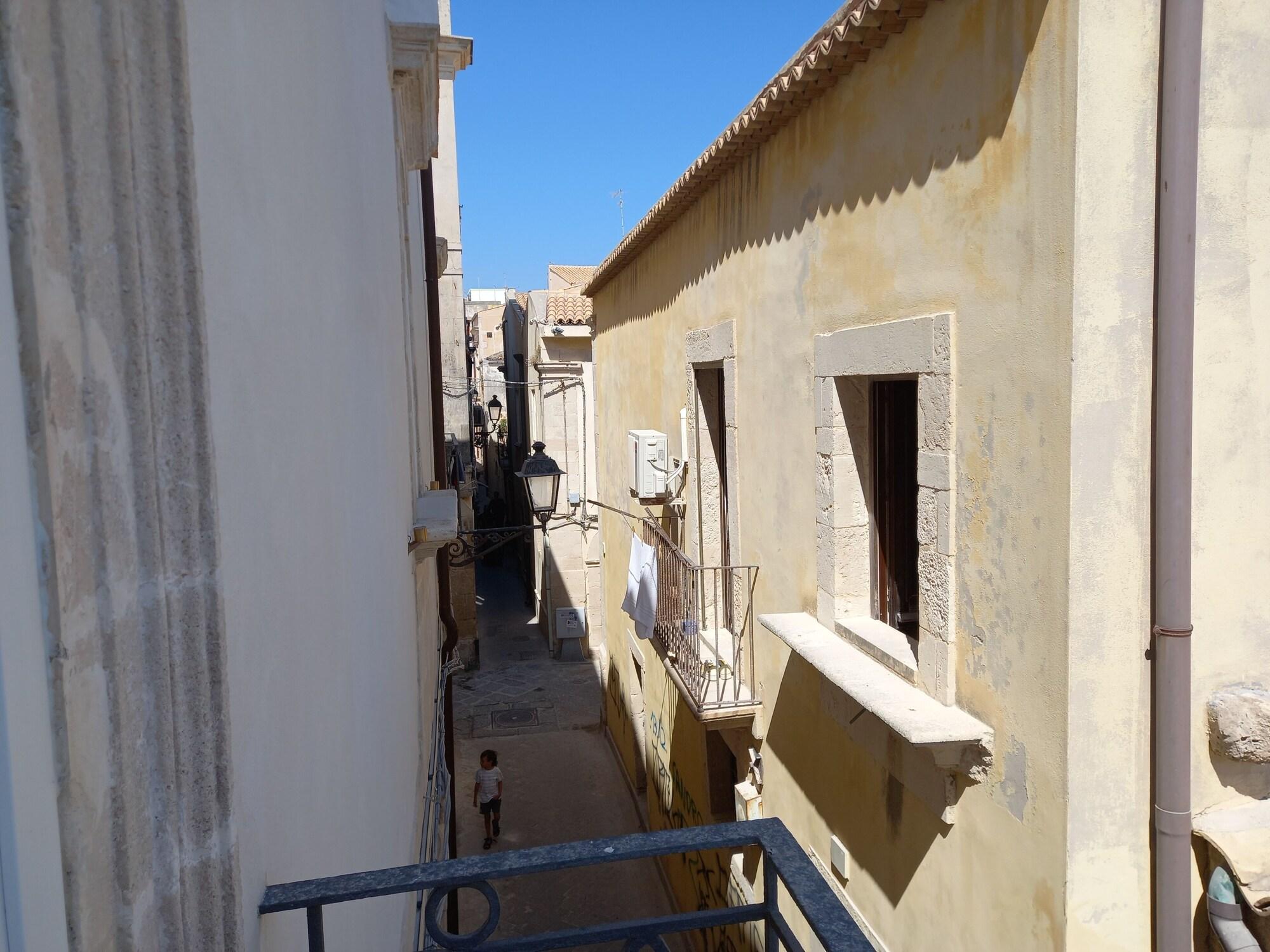 Varios Lanterne Magiche Ortigia Suites